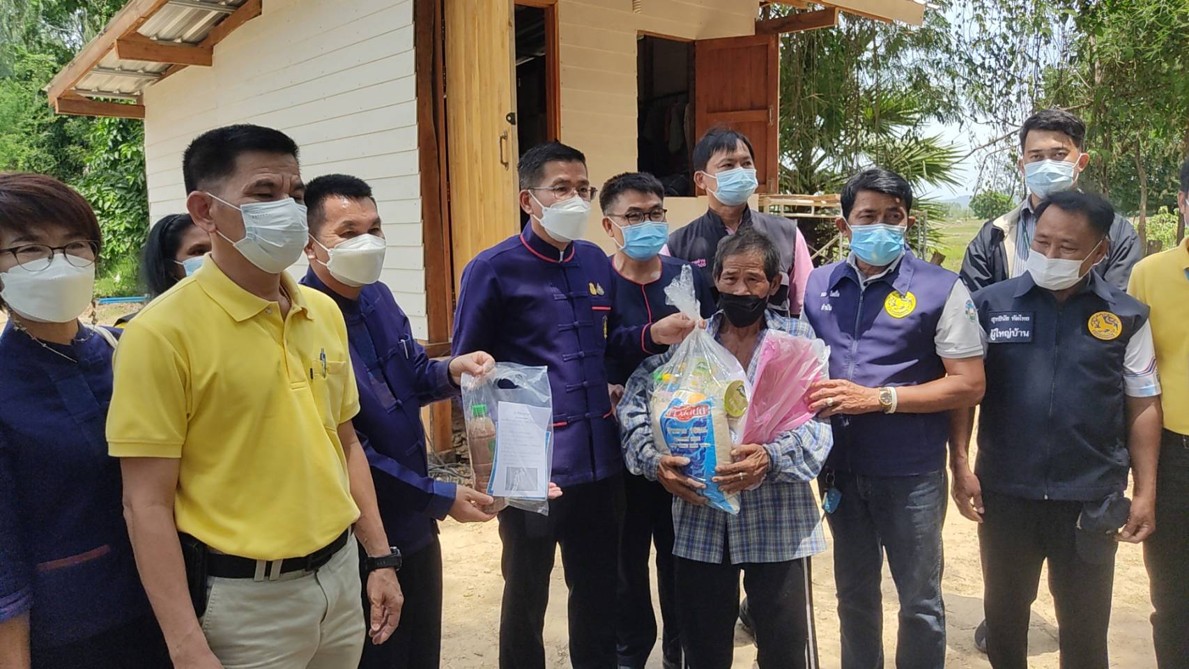 จังหวัดสุโขทัย ทำ 1 ต้องได้มากกว่า 1 ขานรับ นโยบายรัฐบาล เร่งขับเคลื่อนการขจัดความยากจนและพัฒนาคนทุกช่วงวัยอย่างยั่งยืนตามหลักปรัชญาของเศรษฐกิจพอเพียง สร้างคุณภาพชีวิตที่ดีให้ประชาชนชาวอำเภอบ้านด่านลานหอย จังหวัดสุโขทัย ให้“อยู่รอด พอเพียง และยั่งยืน” ต่อไป