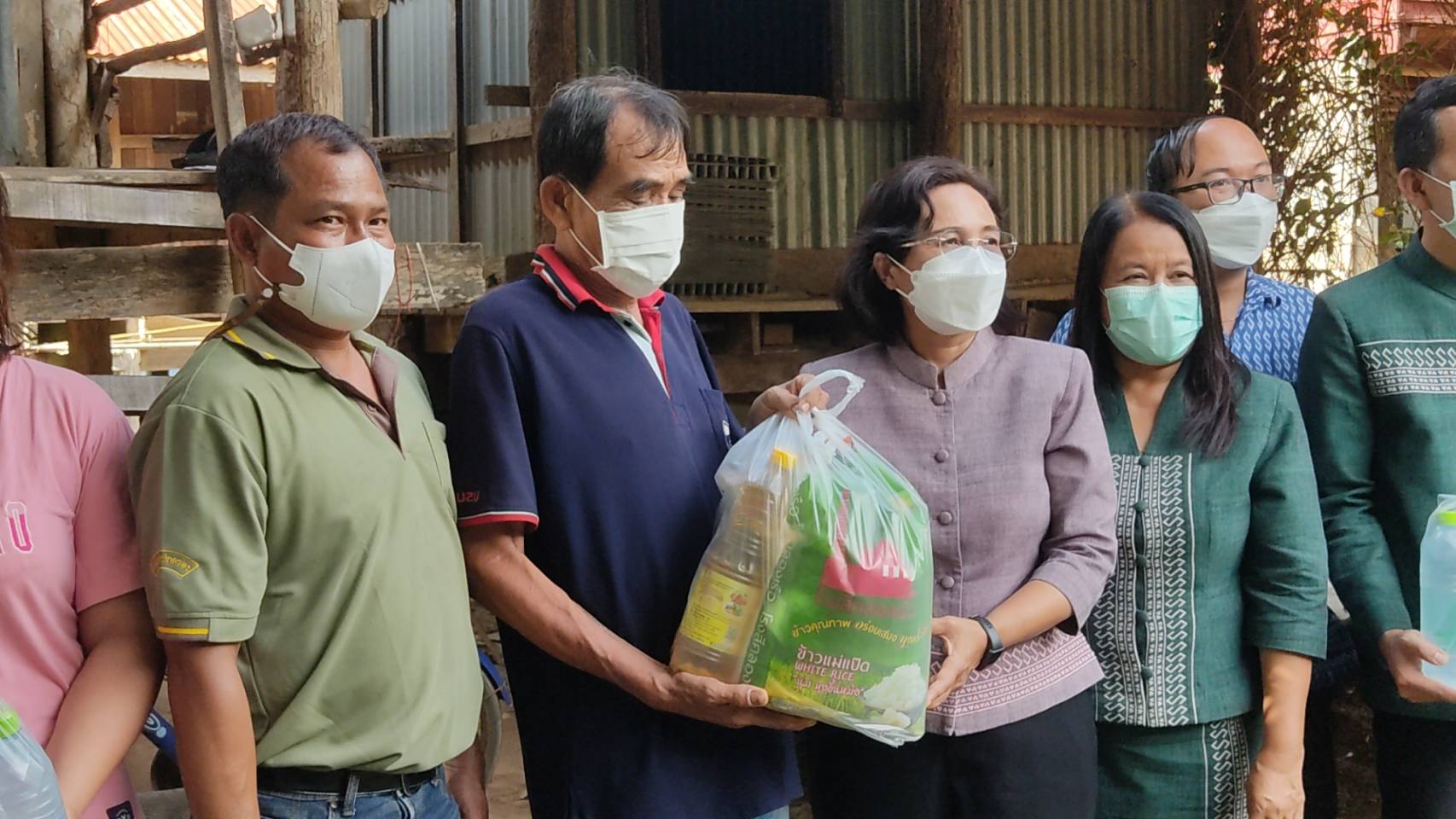 จังหวัดสุโขทัย ทำ 1 ต้องได้มากกว่า 1 ขานรับ นโยบายรัฐบาล เร่งขับเคลื่อนการขจัดความยากจนและพัฒนาคนทุกช่วงวัยอย่างยั่งยืนตามหลักปรัชญาของเศรษฐกิจพอเพียง สร้างคุณภาพชีวิตที่ดีให้ประชาชนชาวอำเภอศรีสำโรง จังหวัดสุโขทัย ให้ “อยู่รอด พอเพียง และยั่งยืน” ต่อไป