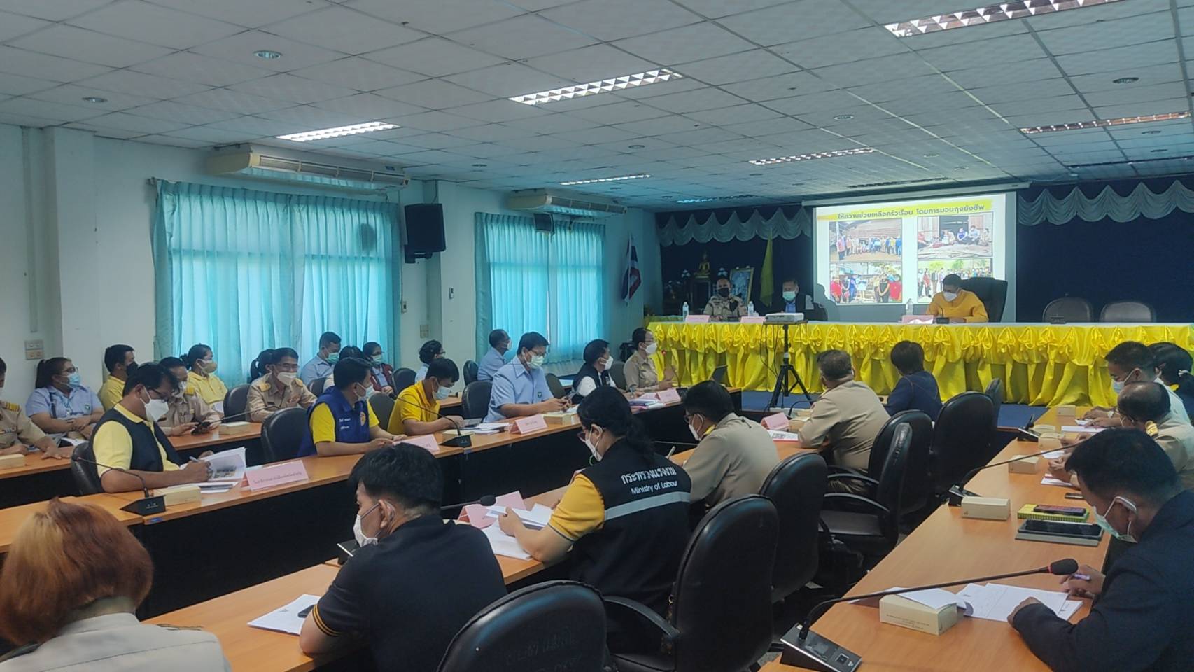 จังหวัดสุโขทัย ทำ 1 ต้องได้มากกว่า 1 ขานรับ นโยบายรัฐบาล เร่งขับเคลื่อนการขจัดความยากจนและพัฒนาคนทุกช่วงวัยอย่างยั่งยืนตามหลักปรัชญาของเศรษฐกิจพอเพียง สร้างคุณภาพชีวิตที่ดีให้ประชาชนชาวอำเภอศรีสัชนาลัย จังหวัดสุโขทัย ให้ “อยู่รอด พอเพียง และยั่งยืน” ต่อไป