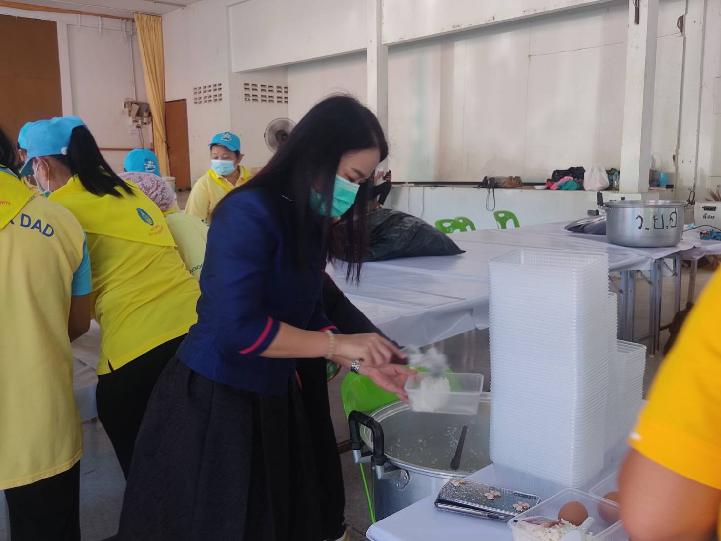 “จังหวัดสุโขทัยทำ 1 ต้องได้มากกว่า 1 จัดตั้งโรงครัวช่วยเหลือประชาชนที่ได้รับผลกระทบอุทกภัย ในพื้นที่จังหวัดสุโขทัย ณ อาคารอเนกประสงค์ศาลากลางจังหวัดสุโขทัย อำเภอเมืองสุโขทัย จังหวัดสุโขทัย”