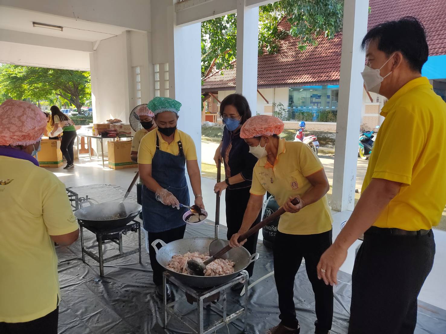 “จังหวัดสุโขทัยทำ 1 ต้องได้มากกว่า 1 จัดตั้งโรงครัวช่วยเหลือประชาชนที่ได้รับผลกระทบอุทกภัย ในพื้นที่จังหวัดสุโขทัย ณ อาคารอเนกประสงค์ศาลากลางจังหวัดสุโขทัย อำเภอเมืองสุโขทัย จังหวัดสุโขทัย”