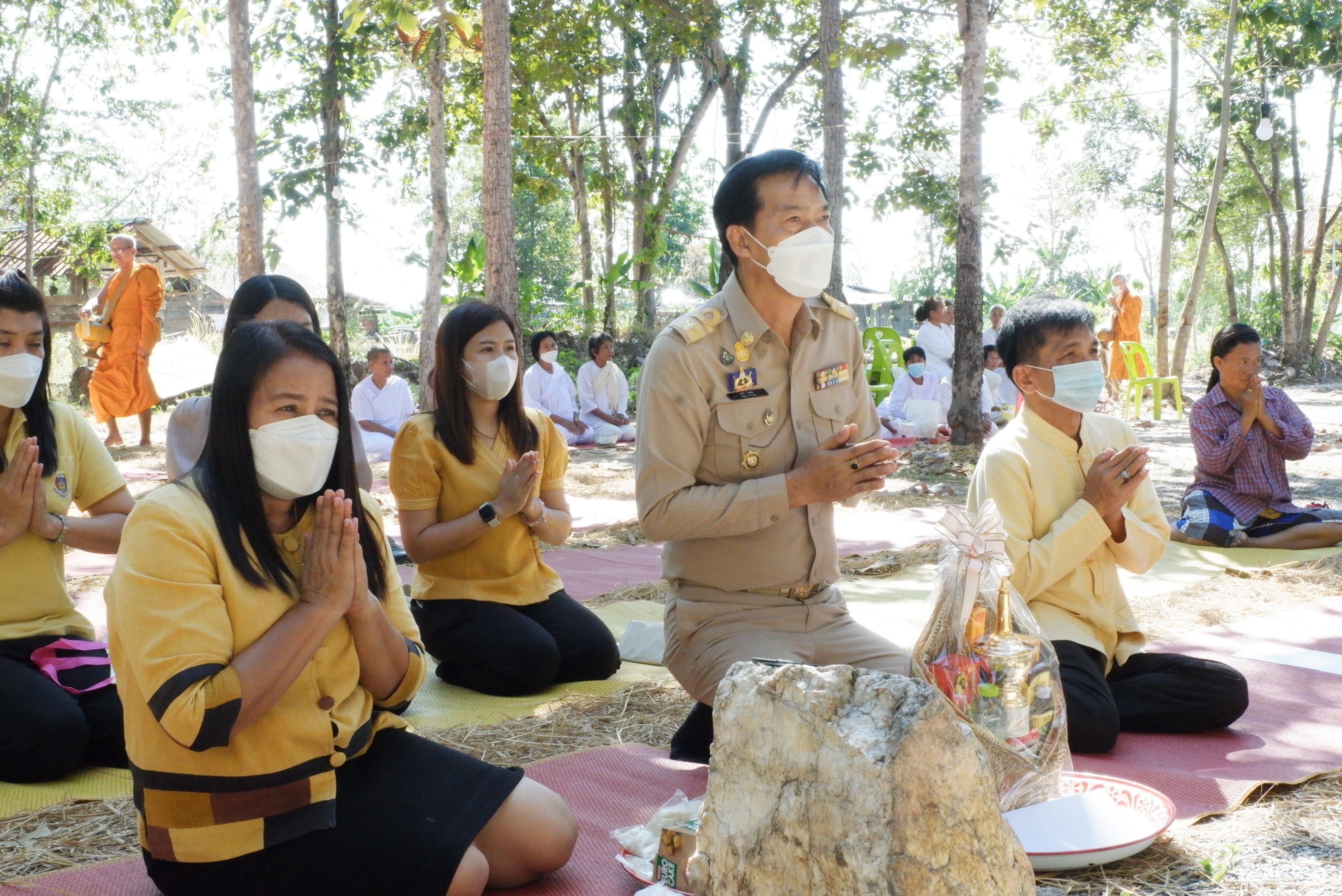 เกี่ยวข้าว เอามื้อสามัคคีร่วมกับพระสงฆ์ และชีพราหมณ์ บูรณาการความร่วมมือ ด้วยหลัก “บวร”