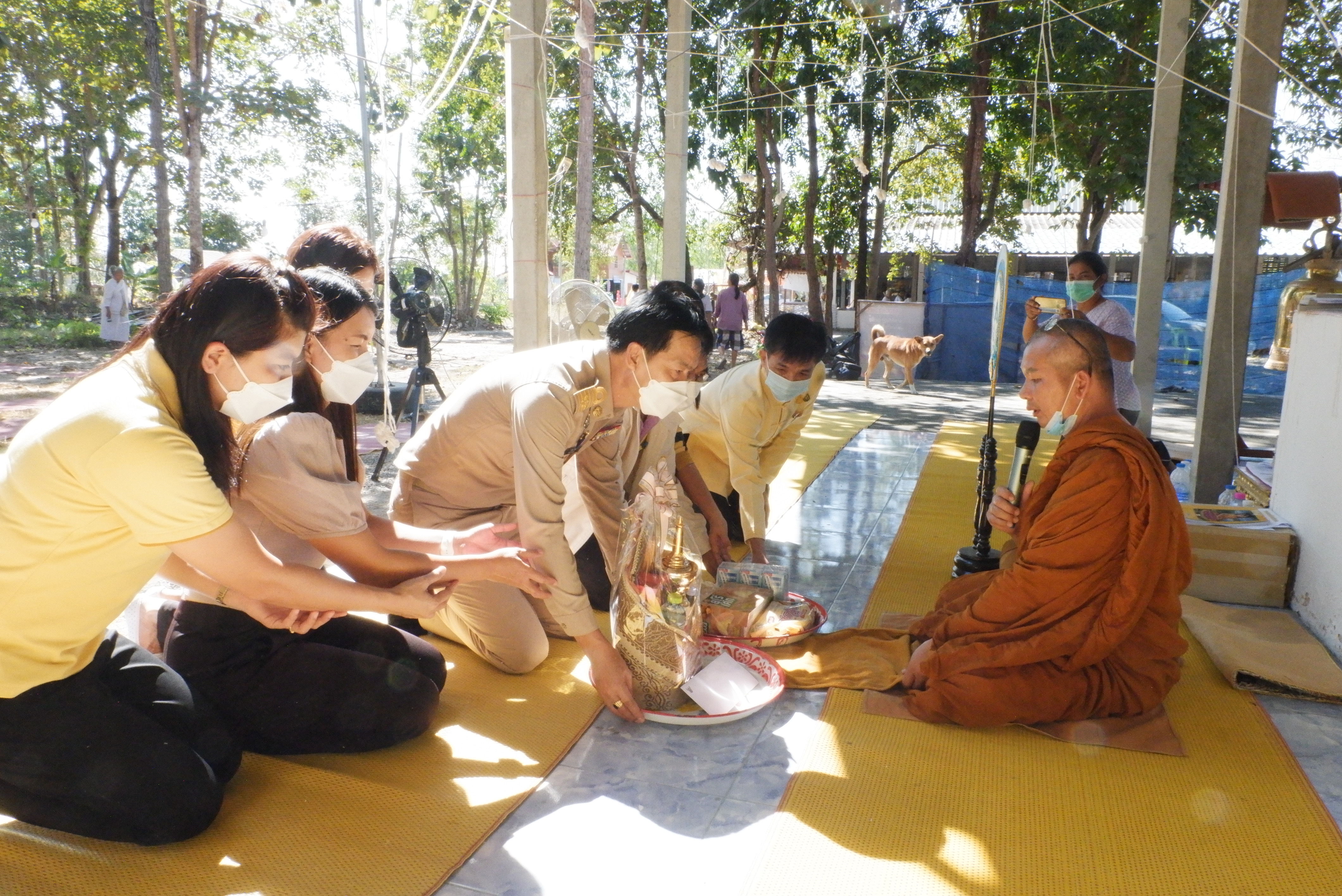 เกี่ยวข้าว เอามื้อสามัคคีร่วมกับพระสงฆ์ และชีพราหมณ์ บูรณาการความร่วมมือ ด้วยหลัก “บวร”