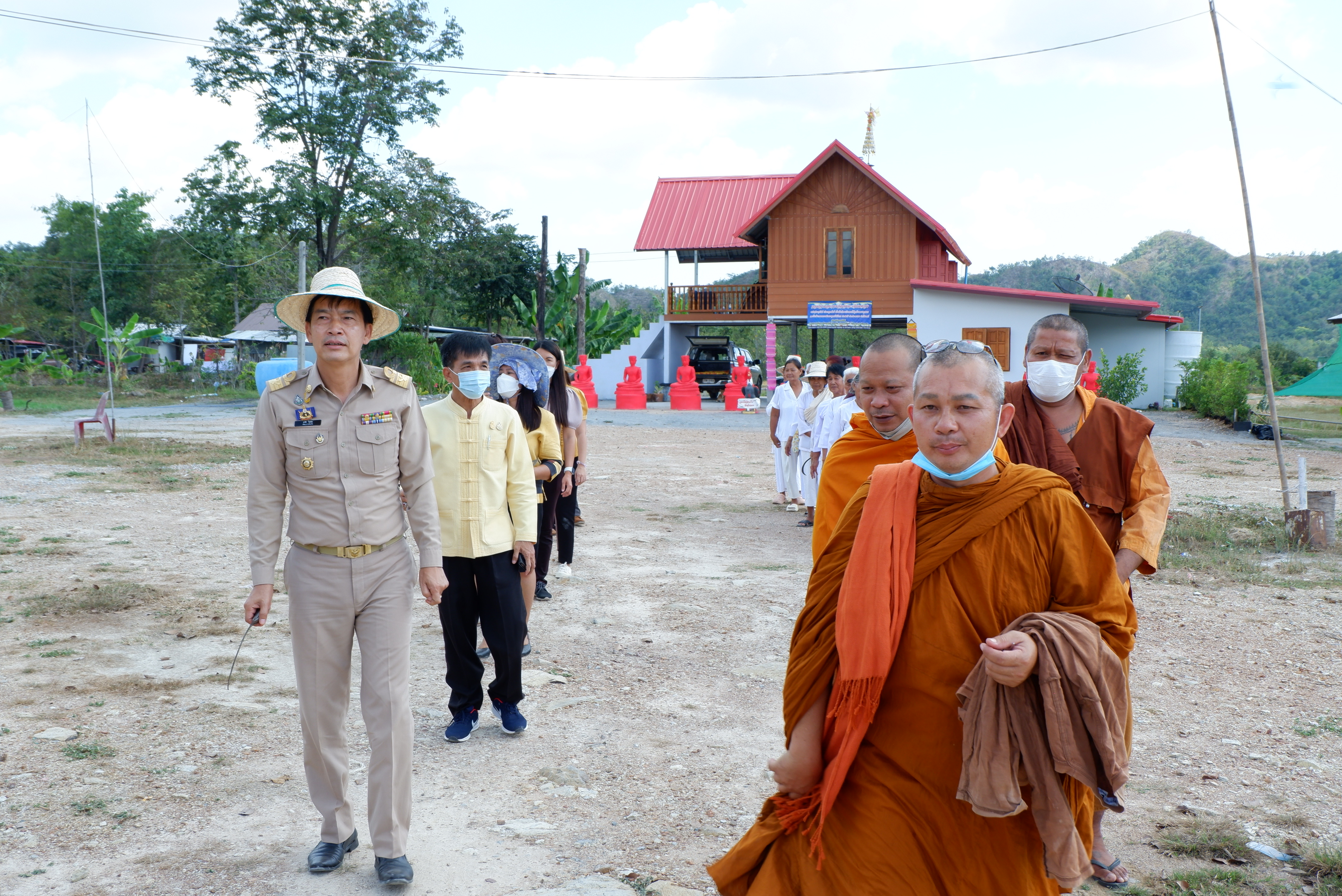 เกี่ยวข้าว เอามื้อสามัคคีร่วมกับพระสงฆ์ และชีพราหมณ์ บูรณาการความร่วมมือ ด้วยหลัก “บวร”