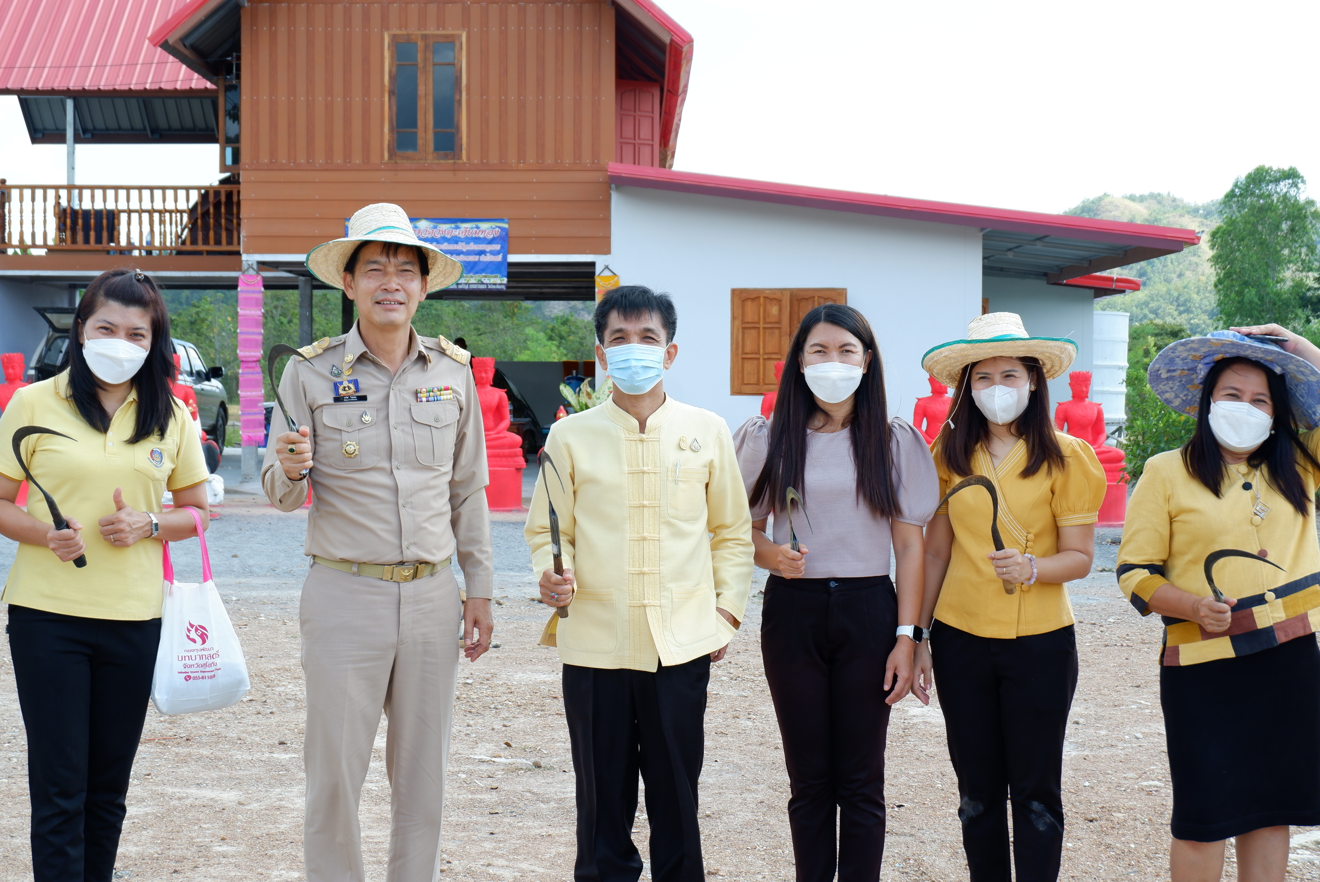 เกี่ยวข้าว เอามื้อสามัคคีร่วมกับพระสงฆ์ และชีพราหมณ์ บูรณาการความร่วมมือ ด้วยหลัก “บวร”