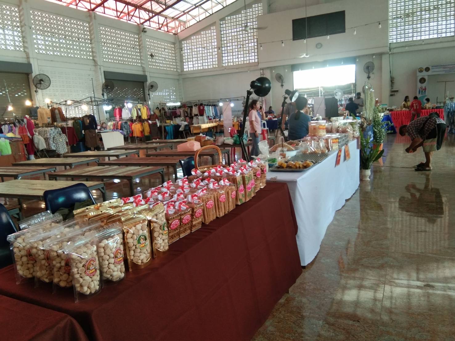 ร่วมจำหน่ายผลิตภัณฑ์ในงานเทศกาลกินปลาอำเภอกงไกรลาศ