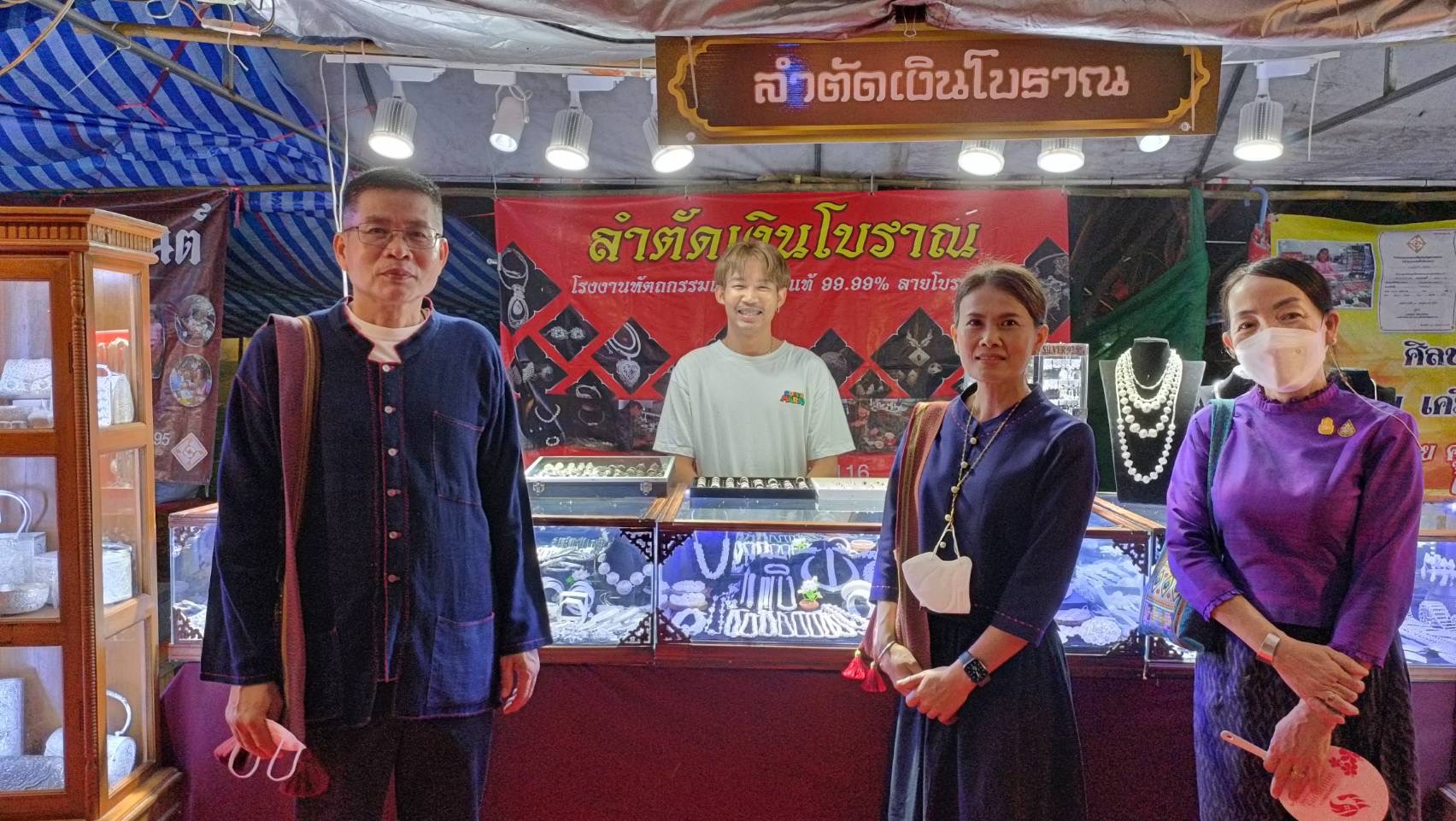 OTOP ปังไม่หยุด!! ยอดจำหน่าย 3 วัน เฉียดล้านบาท!! ในงานประเพณีลอยกระทง เผาเทียน เล่นไฟ จังหวัดสุโขทัย