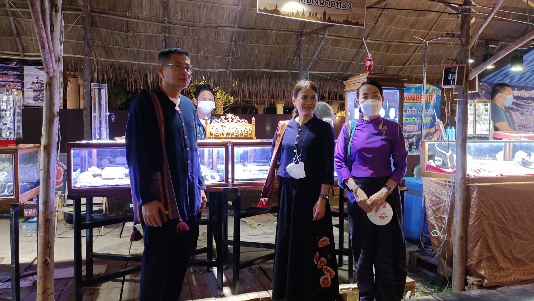 OTOP ปังไม่หยุด!! ยอดจำหน่าย 3 วัน เฉียดล้านบาท!! ในงานประเพณีลอยกระทง เผาเทียน เล่นไฟ จังหวัดสุโขทัย