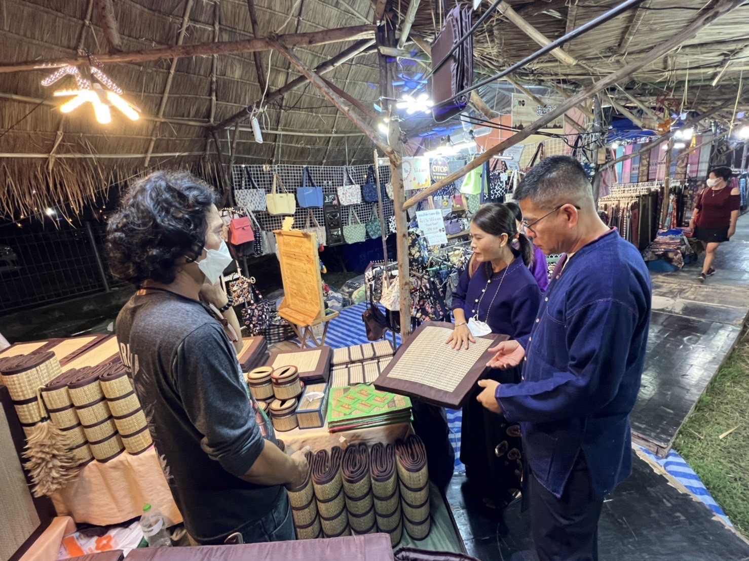 OTOP ปังไม่หยุด!! ยอดจำหน่าย 3 วัน เฉียดล้านบาท!! ในงานประเพณีลอยกระทง เผาเทียน เล่นไฟ จังหวัดสุโขทัย