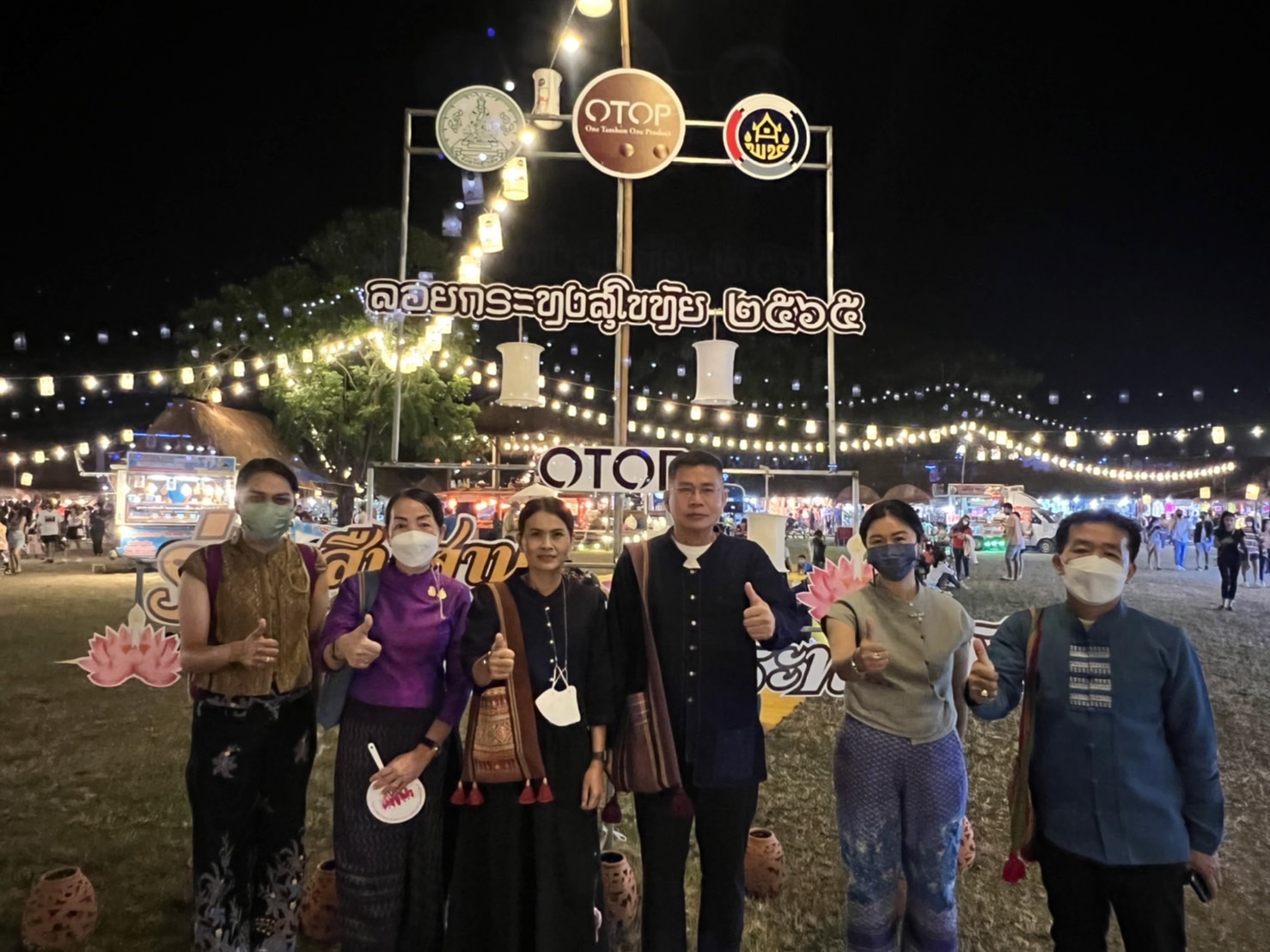 OTOP ปังไม่หยุด!! ยอดจำหน่าย 3 วัน เฉียดล้านบาท!! ในงานประเพณีลอยกระทง เผาเทียน เล่นไฟ จังหวัดสุโขทัย