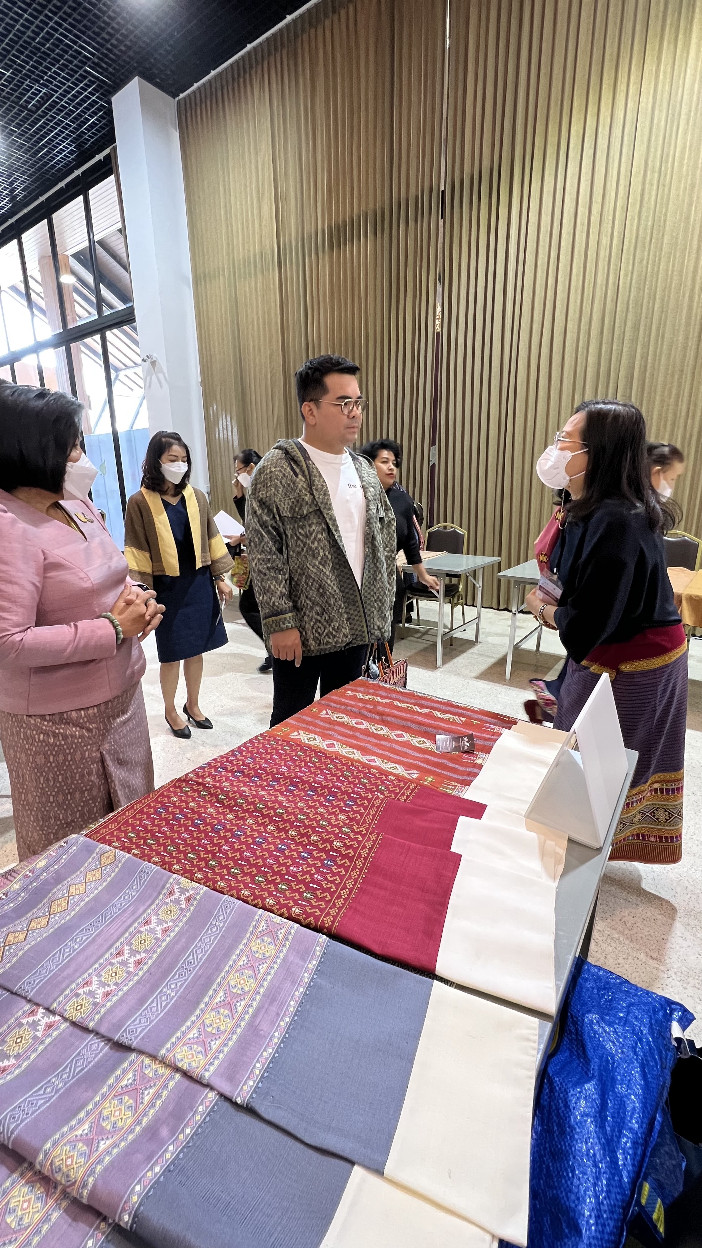 พช.สุโขทัย ทำ 1 ต้องได้มากกว่า 1 เข้าร่วมโครงการพัฒนาศักยภาพผู้ผลิต ผู้ประกอบการประเภทผ้า และหัตถกรรม และโครงการจัดแสดงและจำหน่ายภูมิปัญญาผ้าไทย และงานหัตถกรรมชุมชน ณ หอประชุมมหาวิทยาลัยราชภัฎเชียงราย