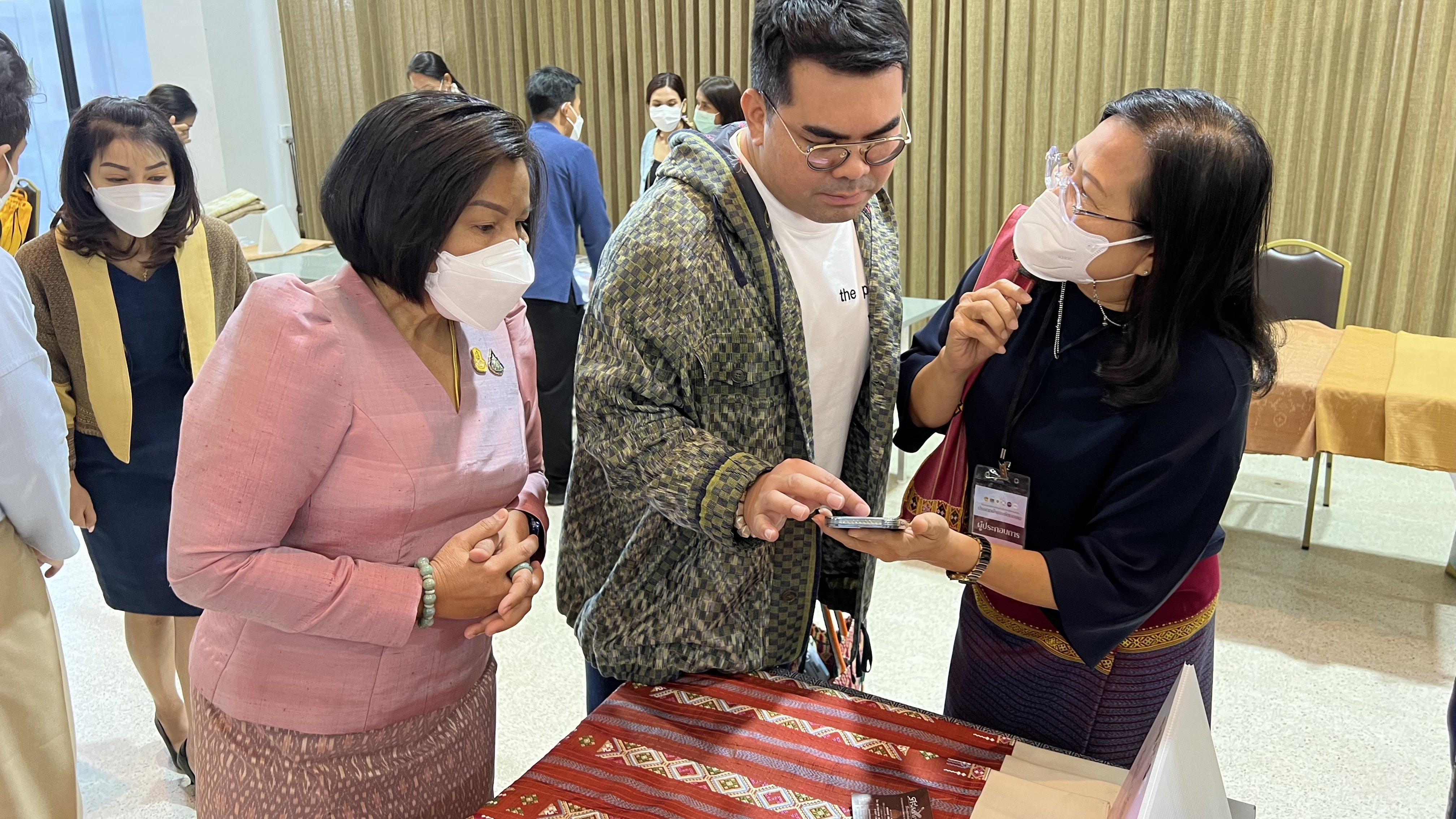 พช.สุโขทัย ทำ 1 ต้องได้มากกว่า 1 เข้าร่วมโครงการพัฒนาศักยภาพผู้ผลิต ผู้ประกอบการประเภทผ้า และหัตถกรรม และโครงการจัดแสดงและจำหน่ายภูมิปัญญาผ้าไทย และงานหัตถกรรมชุมชน ณ หอประชุมมหาวิทยาลัยราชภัฎเชียงราย