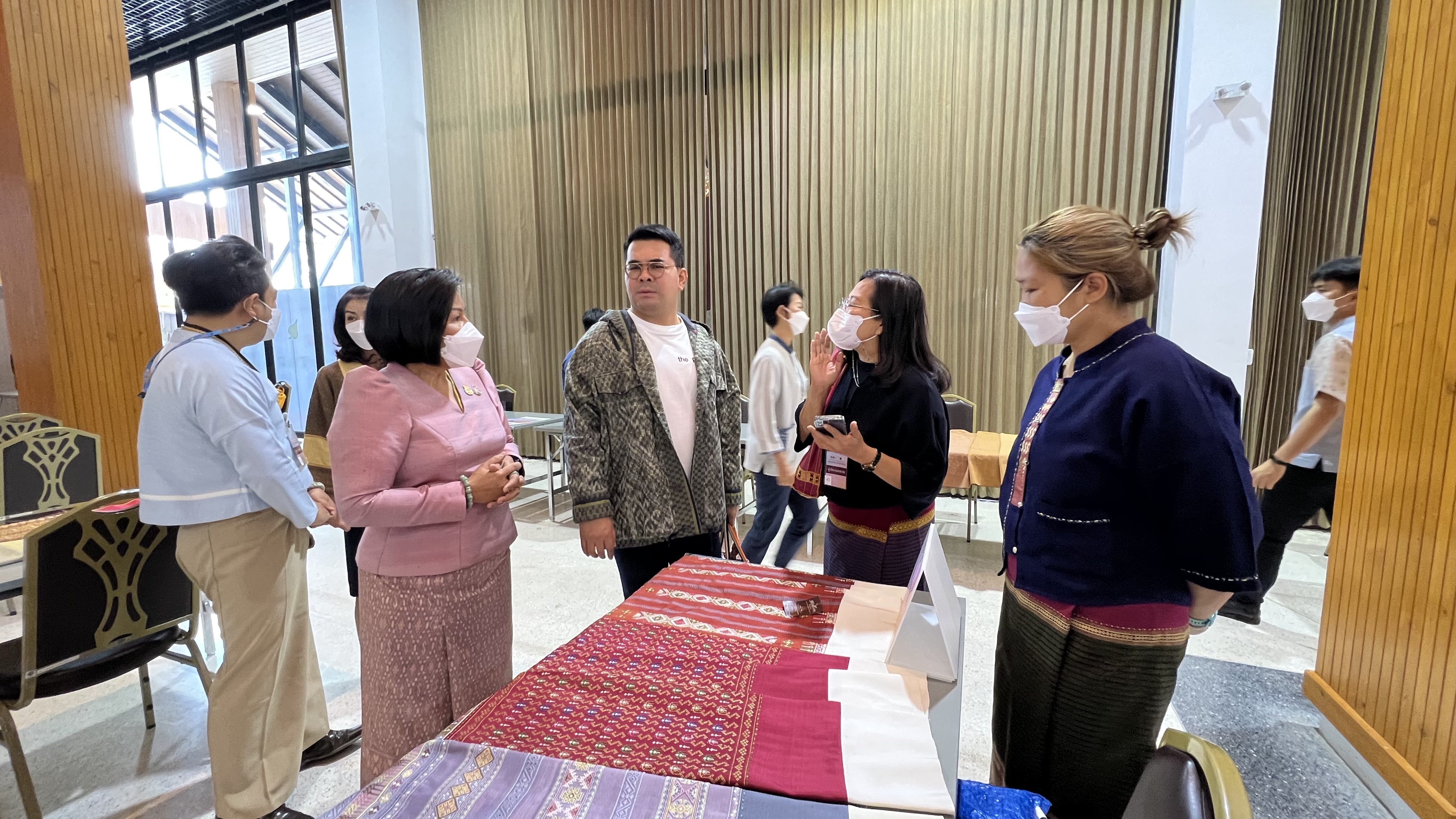 พช.สุโขทัย ทำ 1 ต้องได้มากกว่า 1 เข้าร่วมโครงการพัฒนาศักยภาพผู้ผลิต ผู้ประกอบการประเภทผ้า และหัตถกรรม และโครงการจัดแสดงและจำหน่ายภูมิปัญญาผ้าไทย และงานหัตถกรรมชุมชน ณ หอประชุมมหาวิทยาลัยราชภัฎเชียงราย