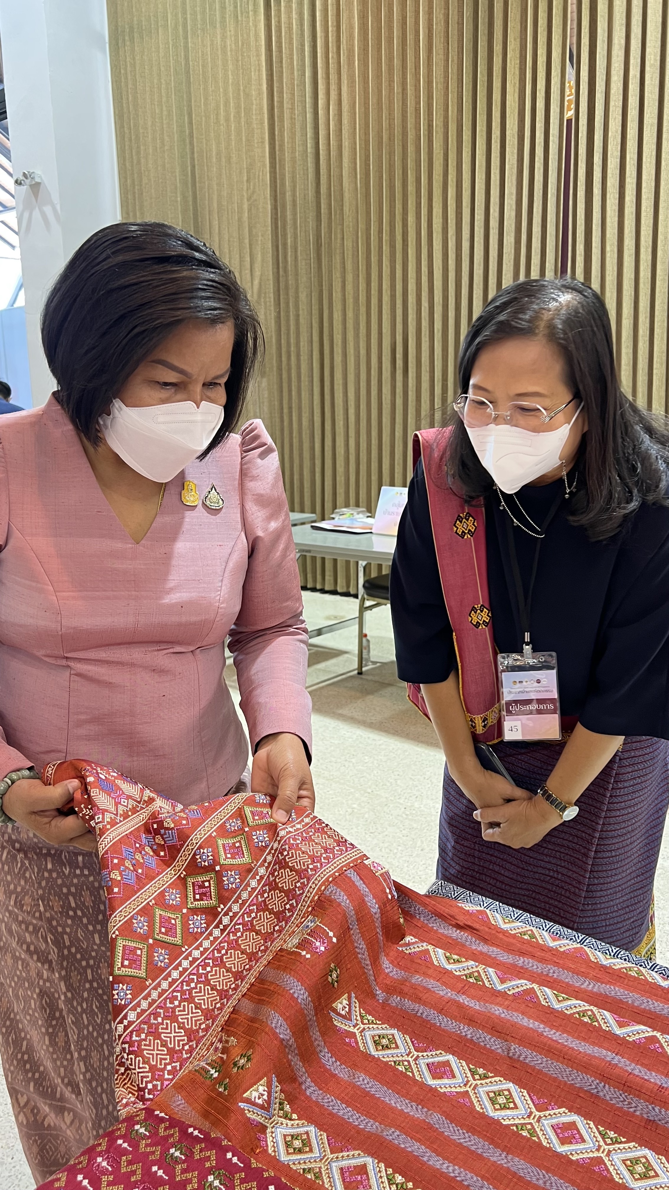 พช.สุโขทัย ทำ 1 ต้องได้มากกว่า 1 เข้าร่วมโครงการพัฒนาศักยภาพผู้ผลิต ผู้ประกอบการประเภทผ้า และหัตถกรรม และโครงการจัดแสดงและจำหน่ายภูมิปัญญาผ้าไทย และงานหัตถกรรมชุมชน ณ หอประชุมมหาวิทยาลัยราชภัฎเชียงราย