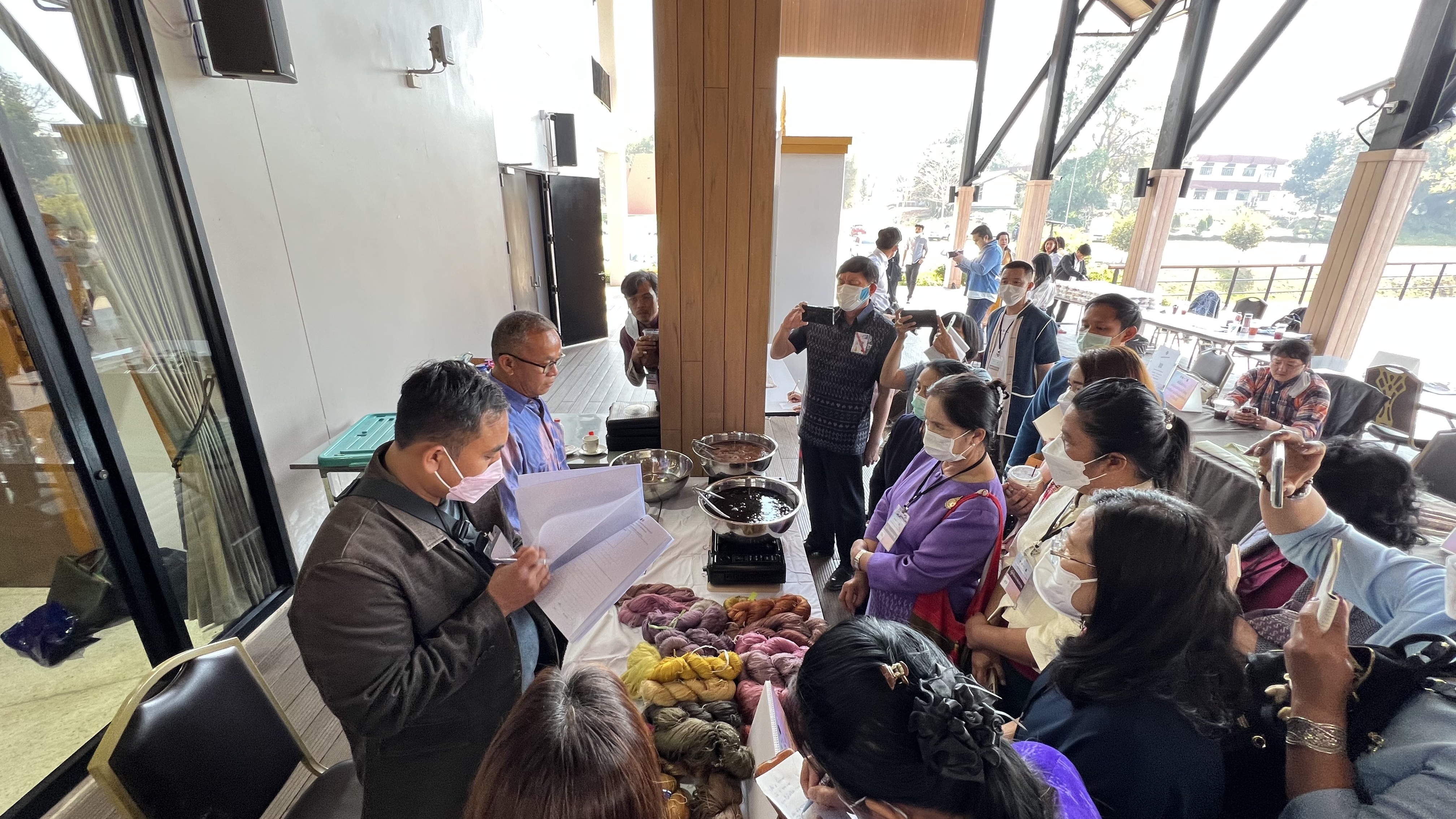 พช.สุโขทัย ทำ 1 ต้องได้มากกว่า 1 เข้าร่วมโครงการพัฒนาศักยภาพผู้ผลิต ผู้ประกอบการประเภทผ้า และหัตถกรรม และโครงการจัดแสดงและจำหน่ายภูมิปัญญาผ้าไทย และงานหัตถกรรมชุมชน ณ หอประชุมมหาวิทยาลัยราชภัฎเชียงราย