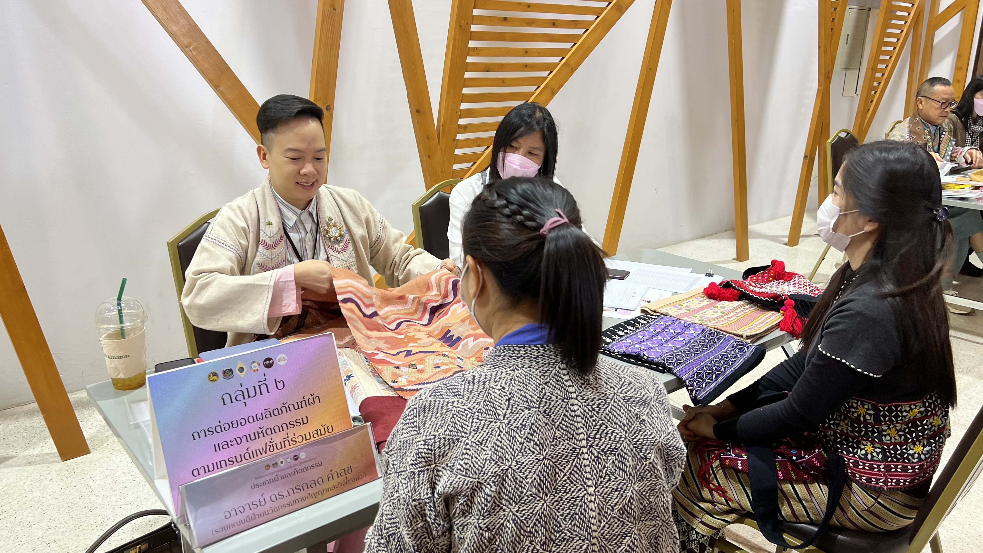 พช.สุโขทัย ทำ 1 ต้องได้มากกว่า 1 เข้าร่วมโครงการพัฒนาศักยภาพผู้ผลิต ผู้ประกอบการประเภทผ้า และหัตถกรรม และโครงการจัดแสดงและจำหน่ายภูมิปัญญาผ้าไทย และงานหัตถกรรมชุมชน ณ หอประชุมมหาวิทยาลัยราชภัฎเชียงราย