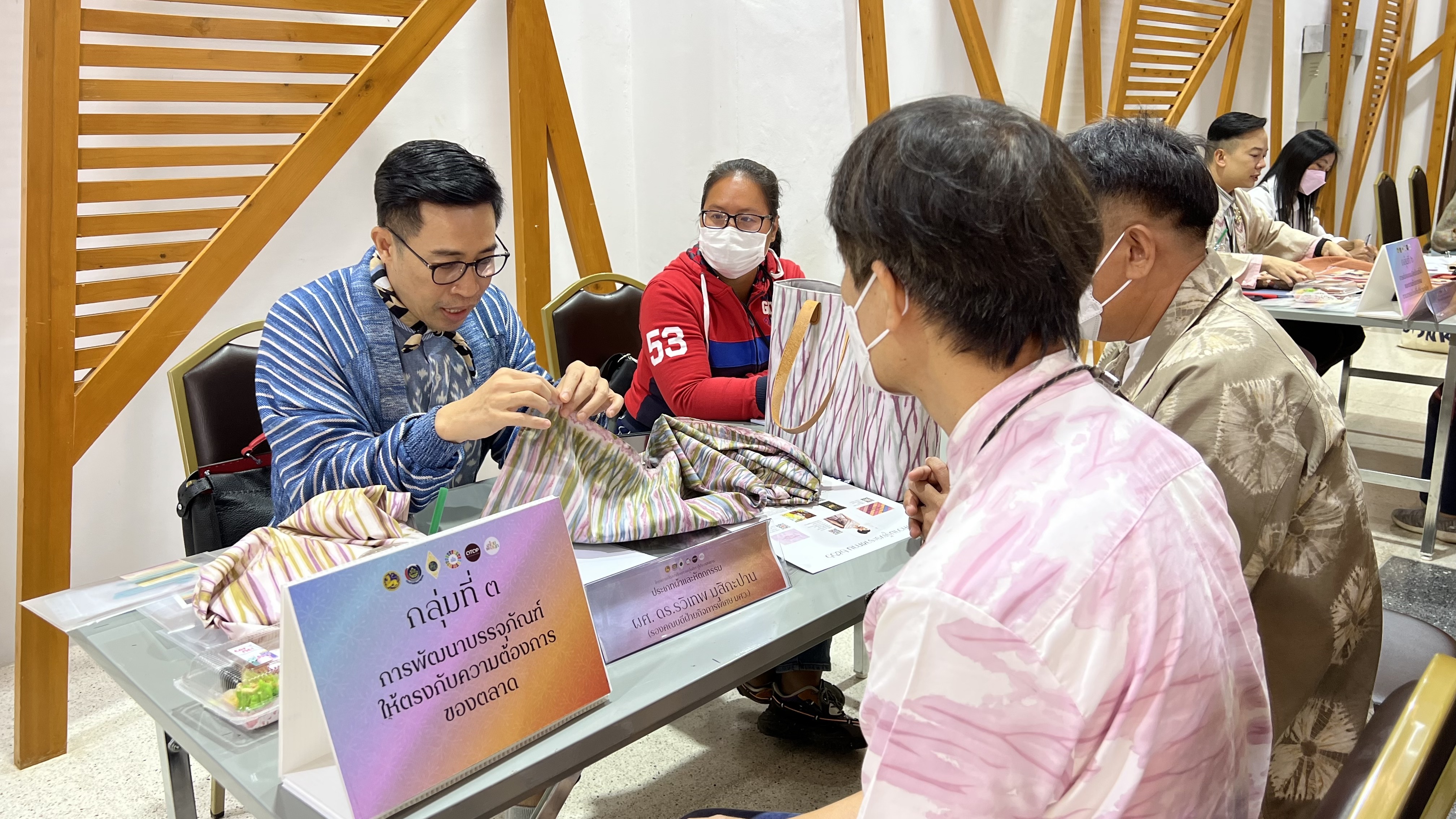 พช.สุโขทัย ทำ 1 ต้องได้มากกว่า 1 เข้าร่วมโครงการพัฒนาศักยภาพผู้ผลิต ผู้ประกอบการประเภทผ้า และหัตถกรรม และโครงการจัดแสดงและจำหน่ายภูมิปัญญาผ้าไทย และงานหัตถกรรมชุมชน ณ หอประชุมมหาวิทยาลัยราชภัฎเชียงราย