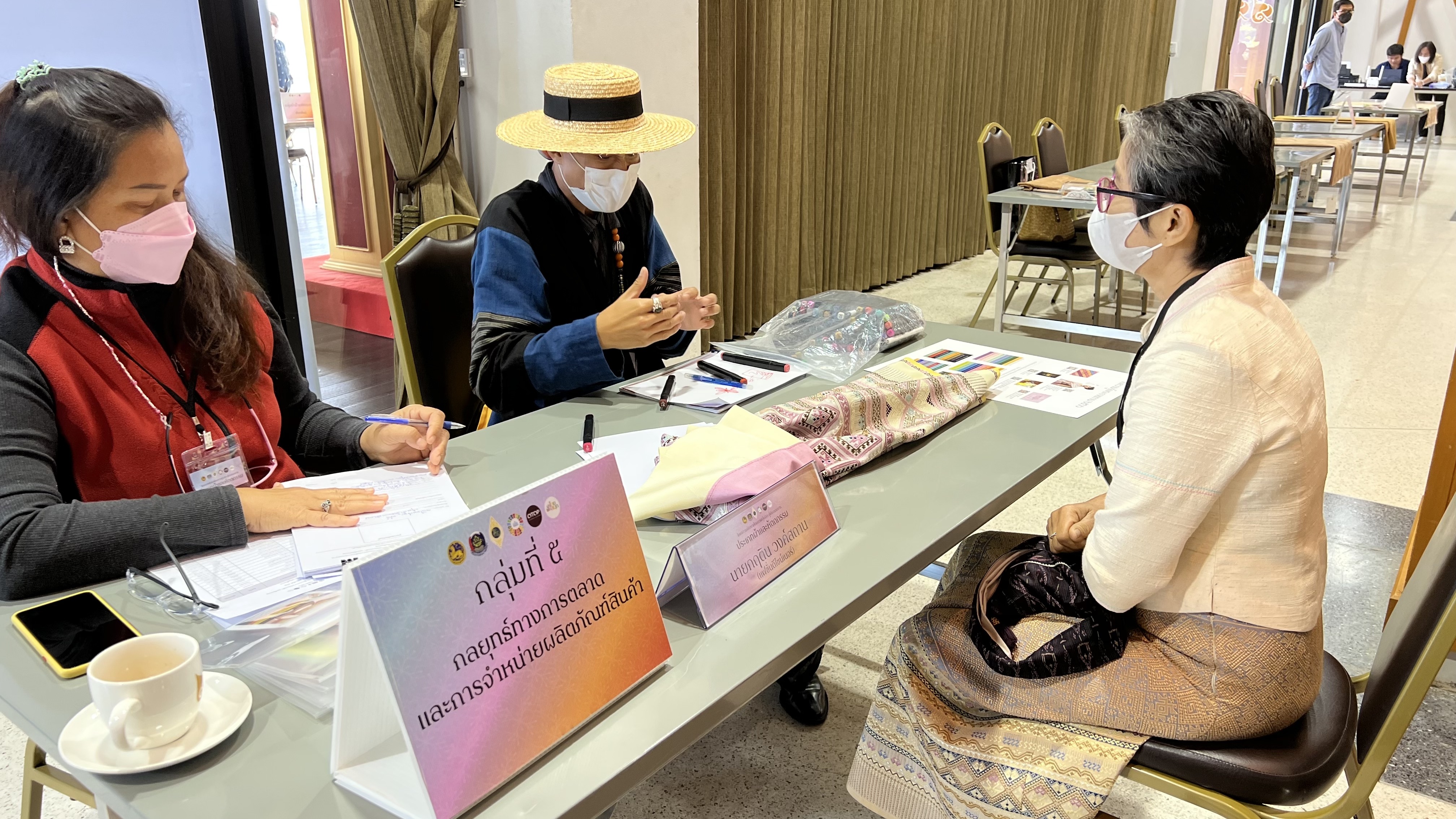 พช.สุโขทัย ทำ 1 ต้องได้มากกว่า 1 เข้าร่วมโครงการพัฒนาศักยภาพผู้ผลิต ผู้ประกอบการประเภทผ้า และหัตถกรรม และโครงการจัดแสดงและจำหน่ายภูมิปัญญาผ้าไทย และงานหัตถกรรมชุมชน ณ หอประชุมมหาวิทยาลัยราชภัฎเชียงราย