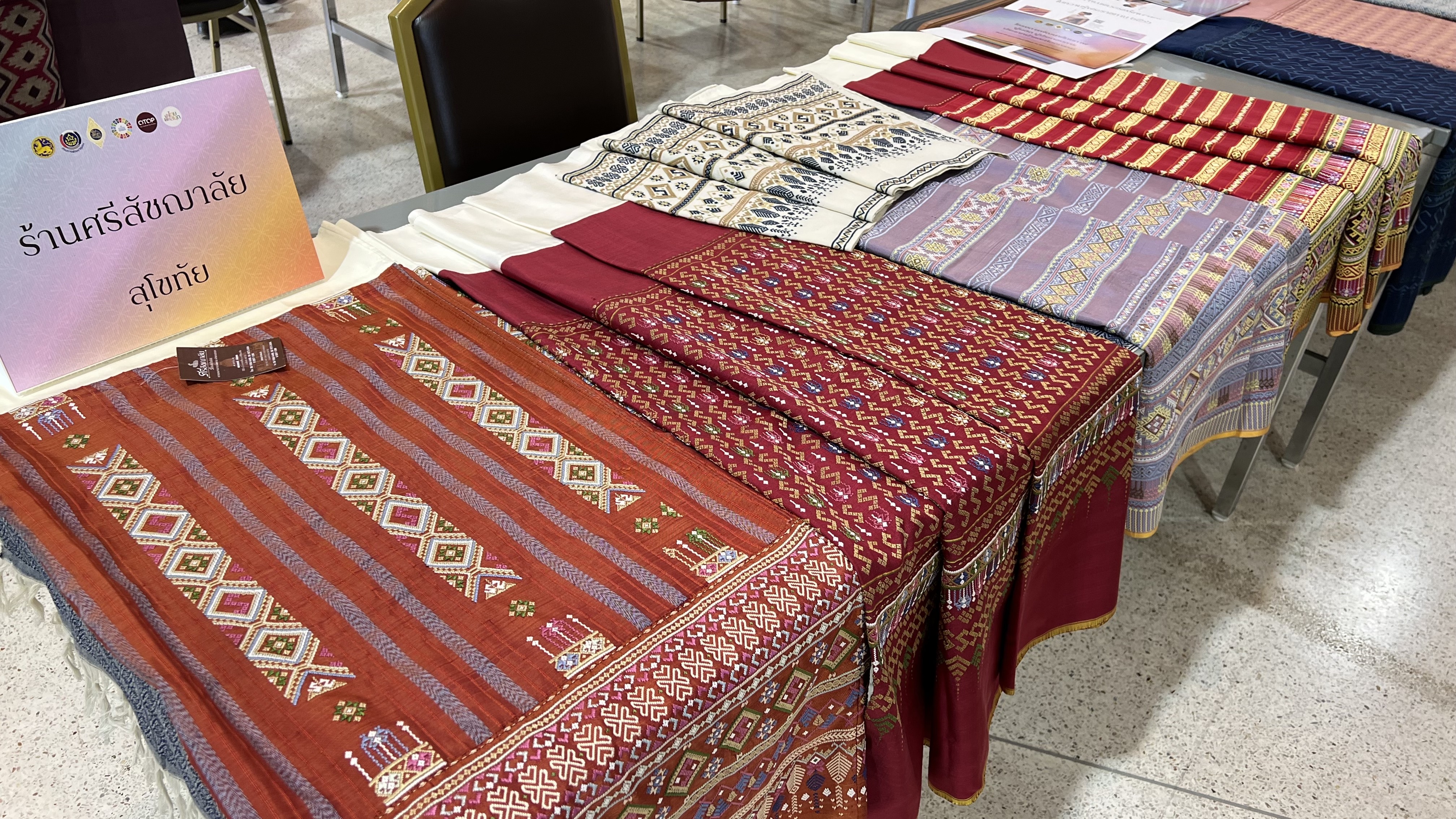 พช.สุโขทัย ทำ 1 ต้องได้มากกว่า 1 เข้าร่วมโครงการพัฒนาศักยภาพผู้ผลิต ผู้ประกอบการประเภทผ้า และหัตถกรรม และโครงการจัดแสดงและจำหน่ายภูมิปัญญาผ้าไทย และงานหัตถกรรมชุมชน ณ หอประชุมมหาวิทยาลัยราชภัฎเชียงราย