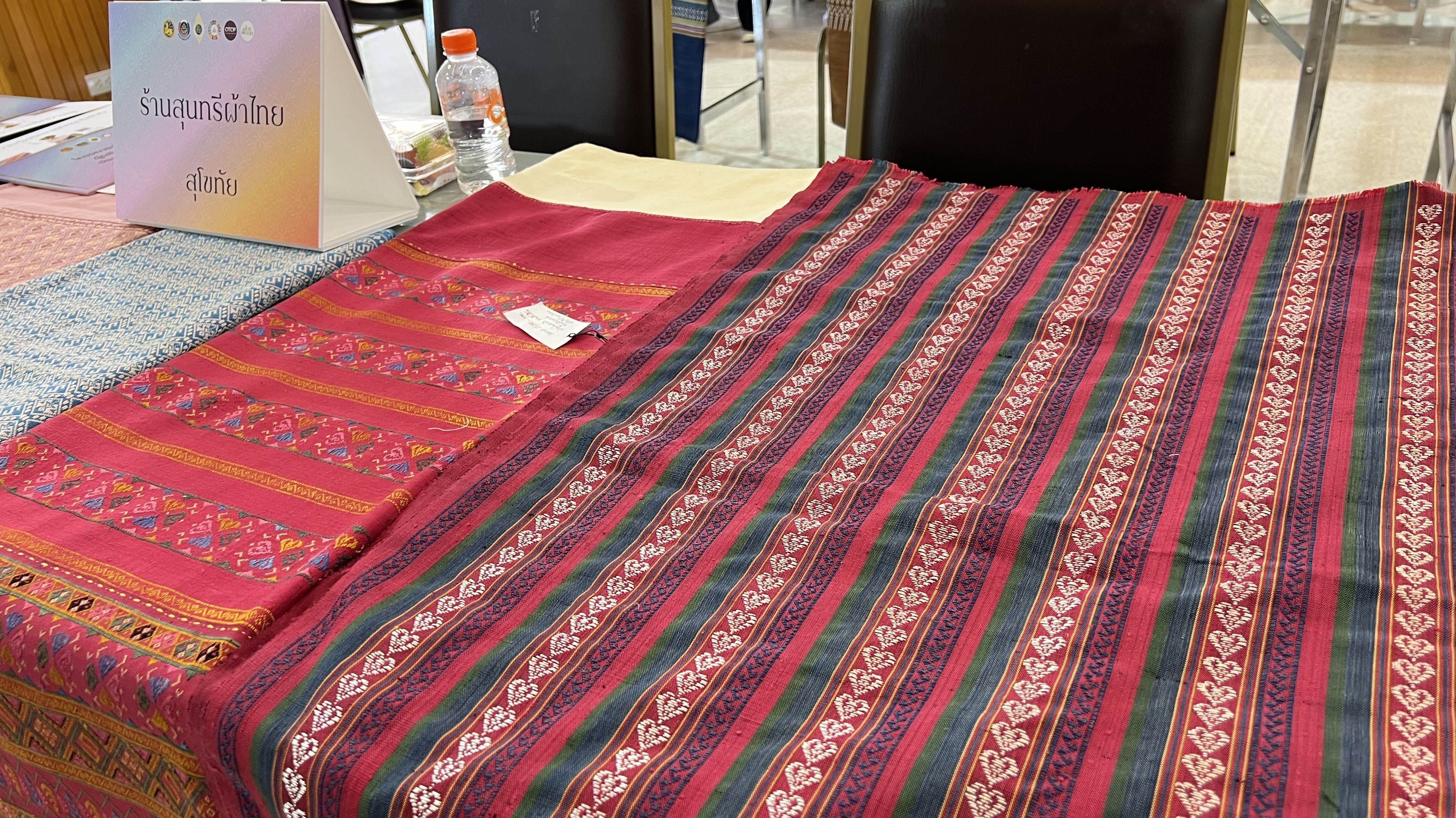 พช.สุโขทัย ทำ 1 ต้องได้มากกว่า 1 เข้าร่วมโครงการพัฒนาศักยภาพผู้ผลิต ผู้ประกอบการประเภทผ้า และหัตถกรรม และโครงการจัดแสดงและจำหน่ายภูมิปัญญาผ้าไทย และงานหัตถกรรมชุมชน ณ หอประชุมมหาวิทยาลัยราชภัฎเชียงราย