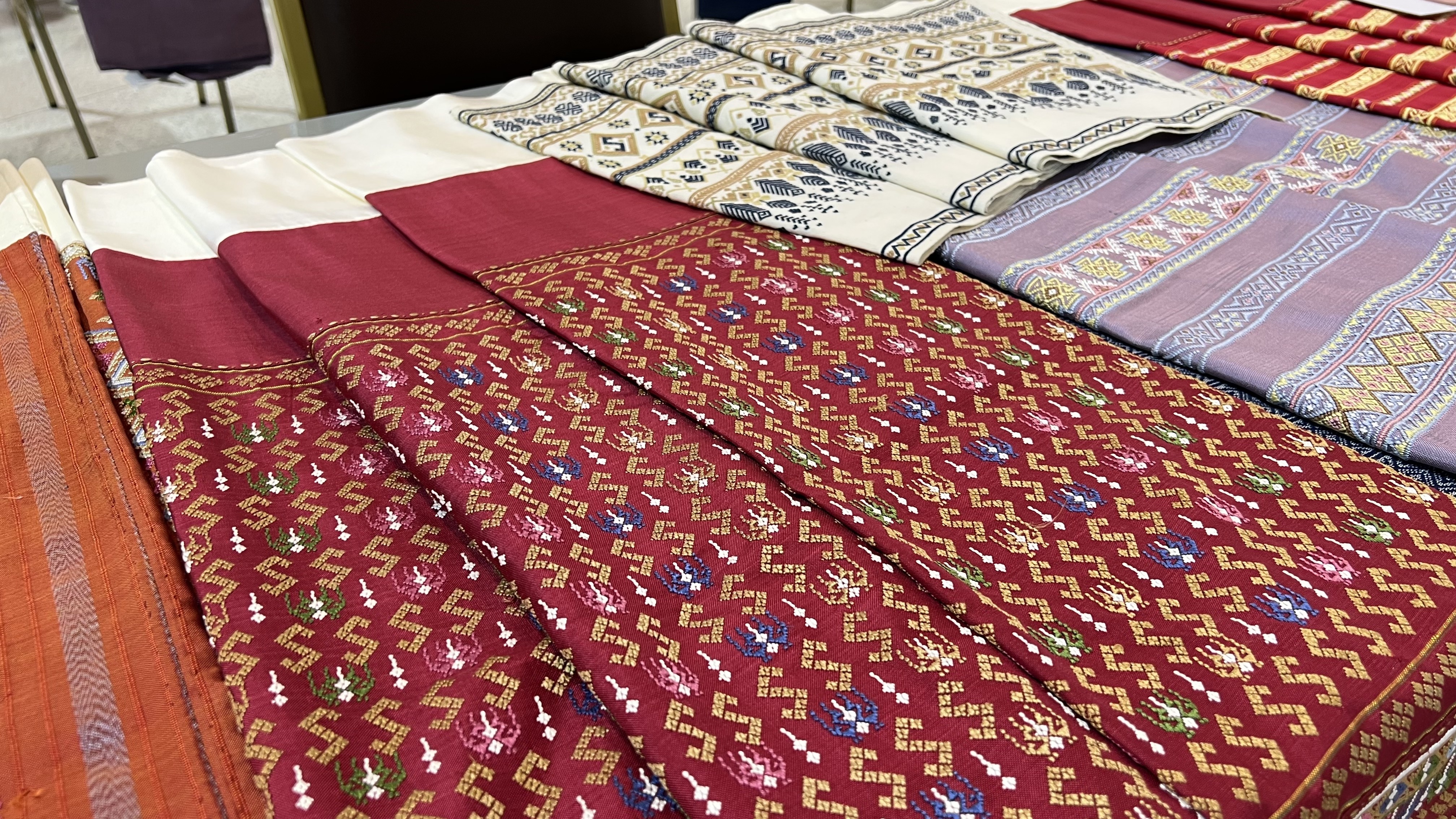 พช.สุโขทัย ทำ 1 ต้องได้มากกว่า 1 เข้าร่วมโครงการพัฒนาศักยภาพผู้ผลิต ผู้ประกอบการประเภทผ้า และหัตถกรรม และโครงการจัดแสดงและจำหน่ายภูมิปัญญาผ้าไทย และงานหัตถกรรมชุมชน ณ หอประชุมมหาวิทยาลัยราชภัฎเชียงราย