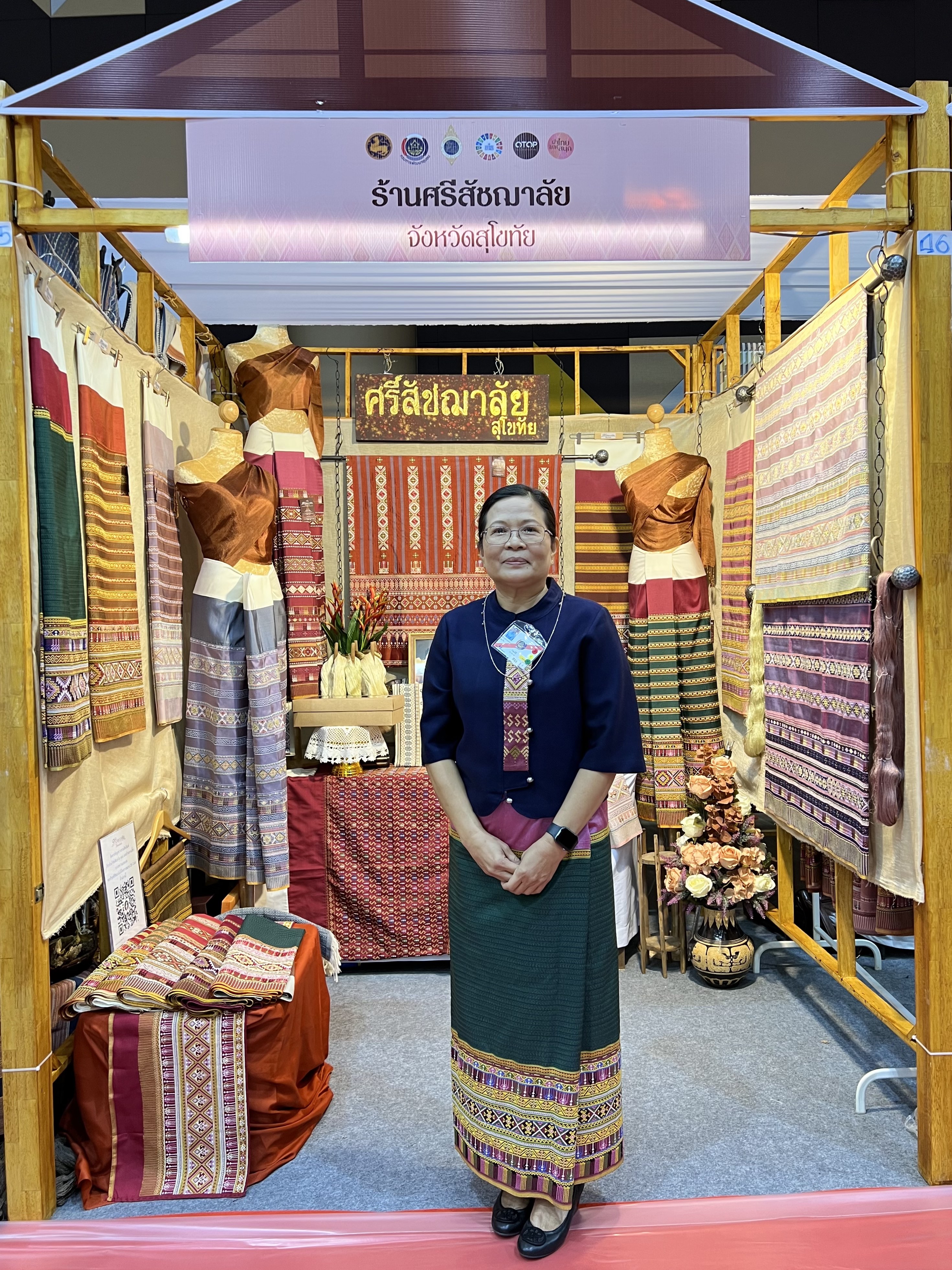 พช.สุโขทัย ทำ 1 ต้องได้มากกว่า 1 เข้าร่วมโครงการพัฒนาศักยภาพผู้ผลิต ผู้ประกอบการประเภทผ้า และหัตถกรรม และโครงการจัดแสดงและจำหน่ายภูมิปัญญาผ้าไทย และงานหัตถกรรมชุมชน ณ หอประชุมมหาวิทยาลัยราชภัฎเชียงราย