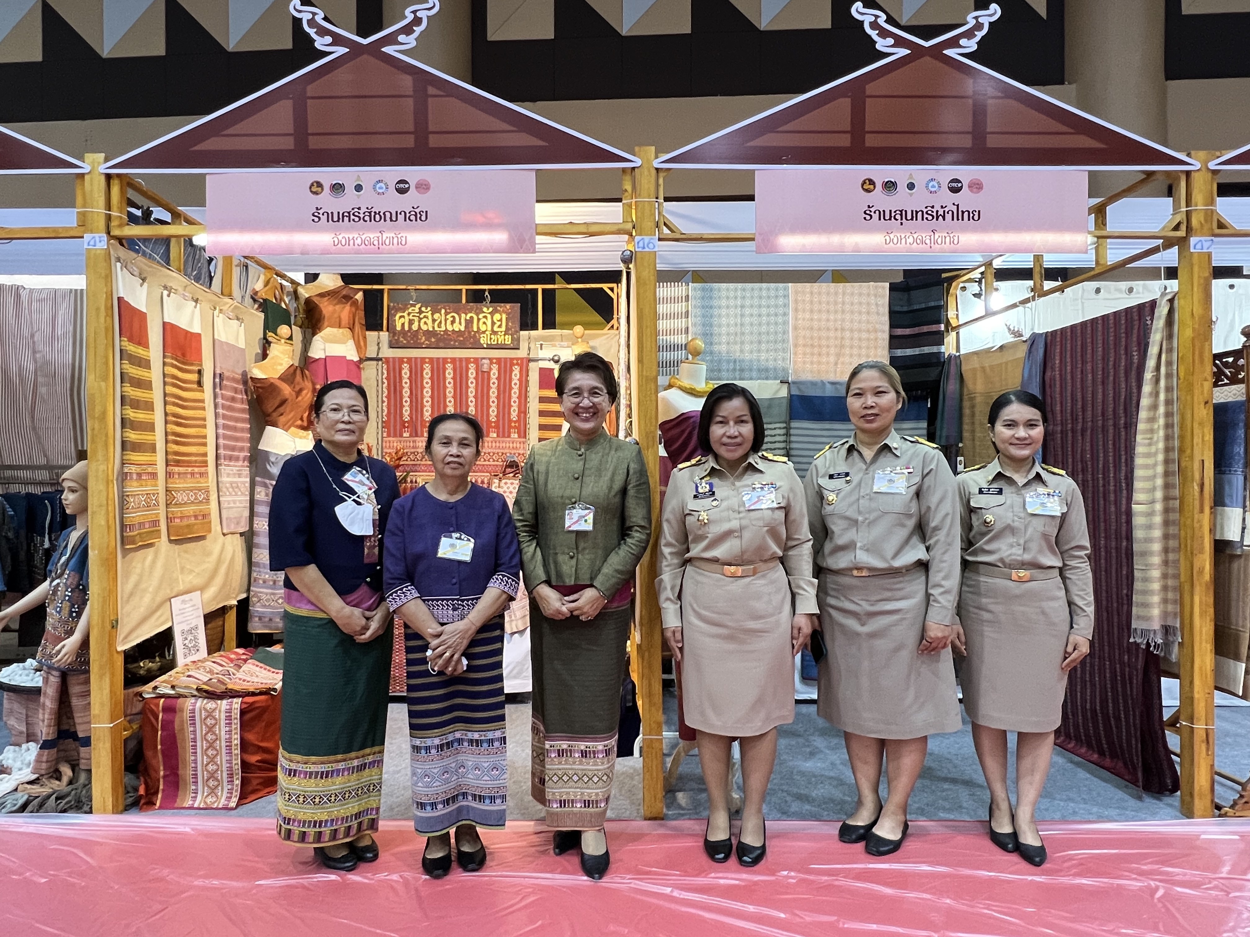 พช.สุโขทัย ทำ 1 ต้องได้มากกว่า 1 เข้าร่วมโครงการพัฒนาศักยภาพผู้ผลิต ผู้ประกอบการประเภทผ้า และหัตถกรรม และโครงการจัดแสดงและจำหน่ายภูมิปัญญาผ้าไทย และงานหัตถกรรมชุมชน ณ หอประชุมมหาวิทยาลัยราชภัฎเชียงราย