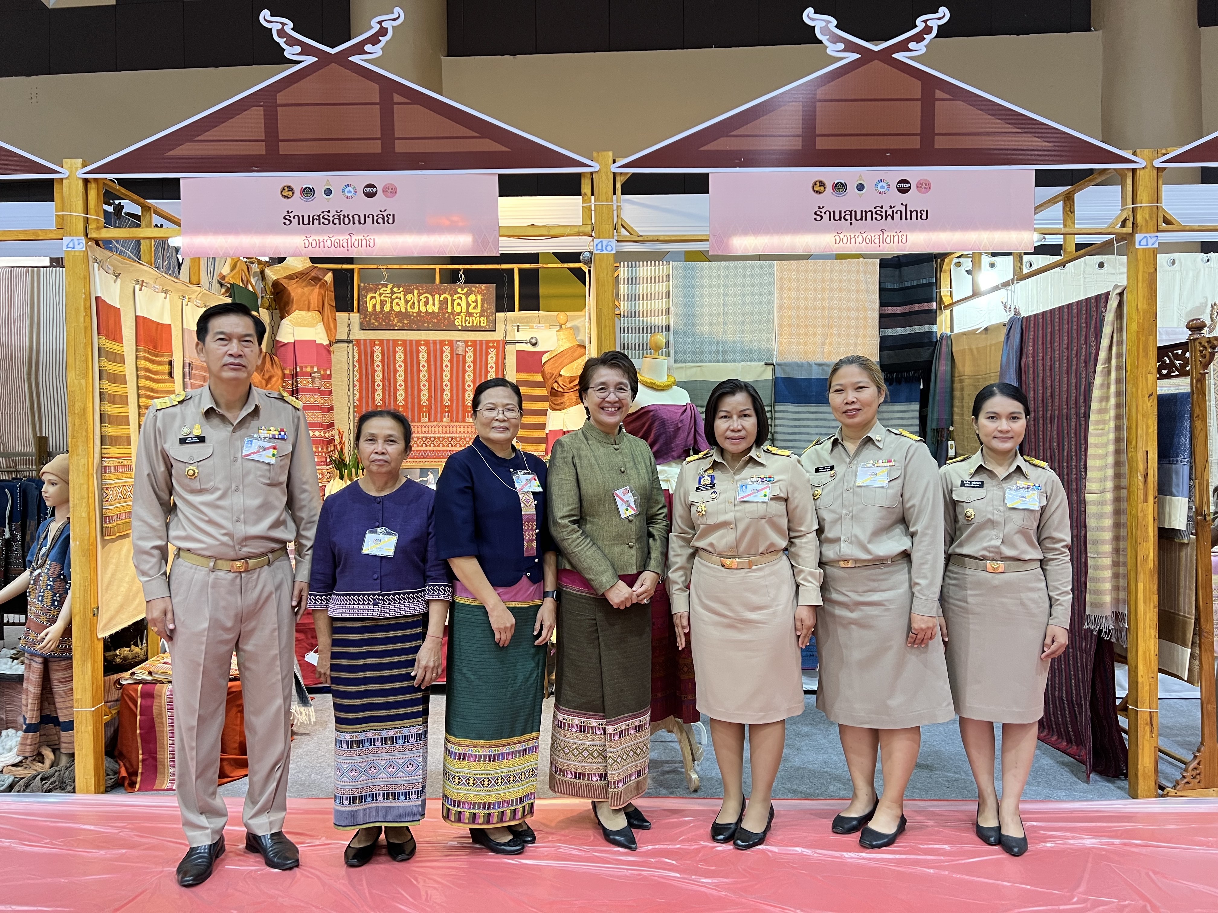 พช.สุโขทัย ทำ 1 ต้องได้มากกว่า 1 เข้าร่วมโครงการพัฒนาศักยภาพผู้ผลิต ผู้ประกอบการประเภทผ้า และหัตถกรรม และโครงการจัดแสดงและจำหน่ายภูมิปัญญาผ้าไทย และงานหัตถกรรมชุมชน ณ หอประชุมมหาวิทยาลัยราชภัฎเชียงราย