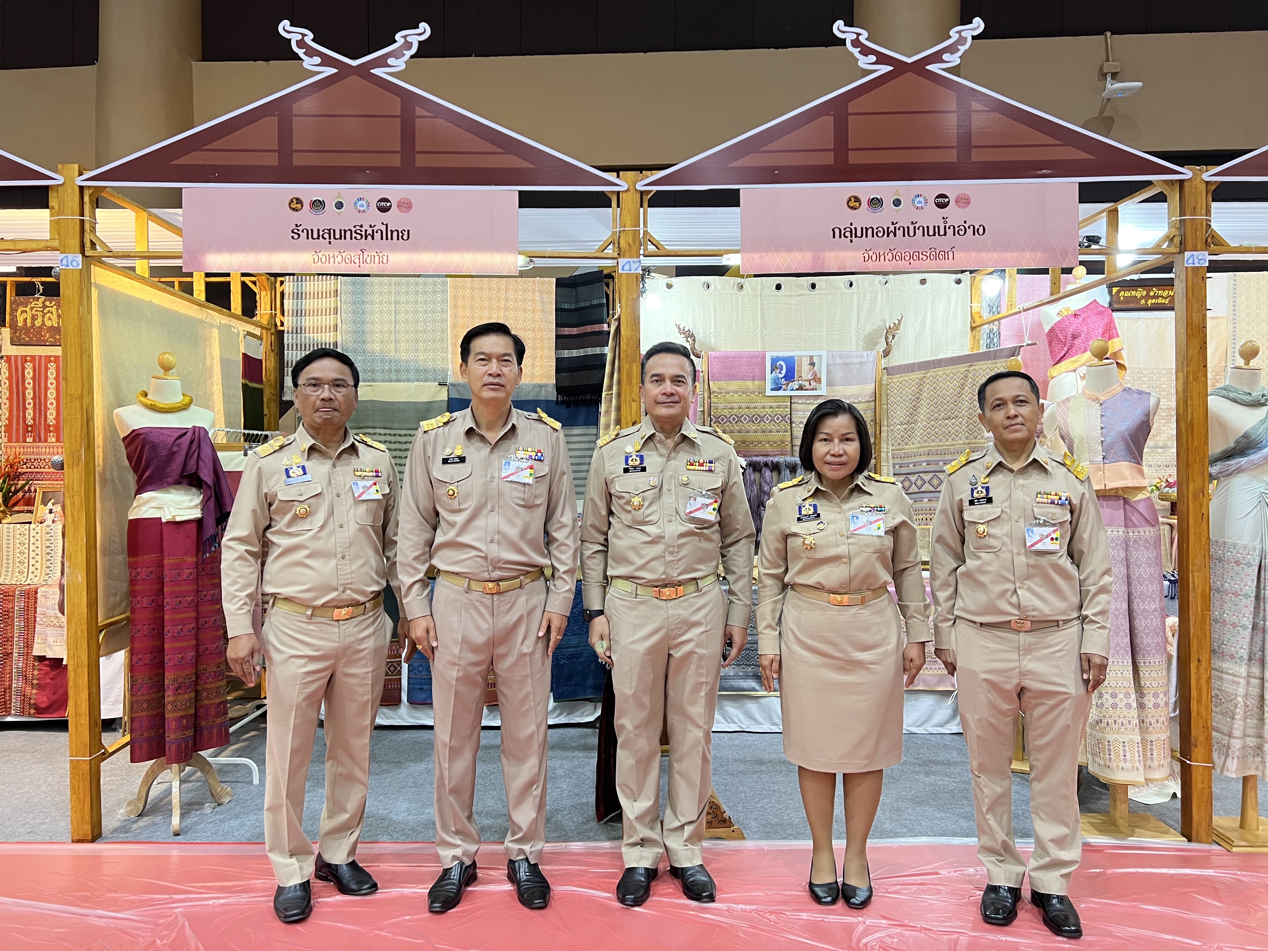 พช.สุโขทัย ทำ 1 ต้องได้มากกว่า 1 เข้าร่วมโครงการพัฒนาศักยภาพผู้ผลิต ผู้ประกอบการประเภทผ้า และหัตถกรรม และโครงการจัดแสดงและจำหน่ายภูมิปัญญาผ้าไทย และงานหัตถกรรมชุมชน ณ หอประชุมมหาวิทยาลัยราชภัฎเชียงราย