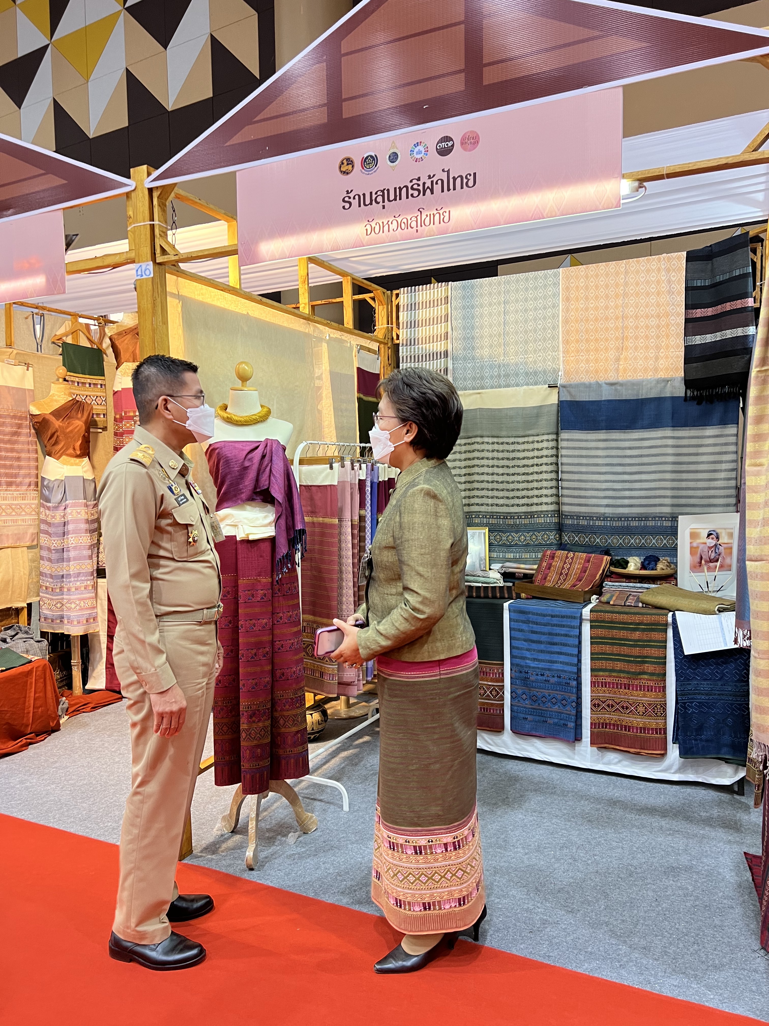 พช.สุโขทัย ทำ 1 ต้องได้มากกว่า 1 เข้าร่วมโครงการพัฒนาศักยภาพผู้ผลิต ผู้ประกอบการประเภทผ้า และหัตถกรรม และโครงการจัดแสดงและจำหน่ายภูมิปัญญาผ้าไทย และงานหัตถกรรมชุมชน ณ หอประชุมมหาวิทยาลัยราชภัฎเชียงราย