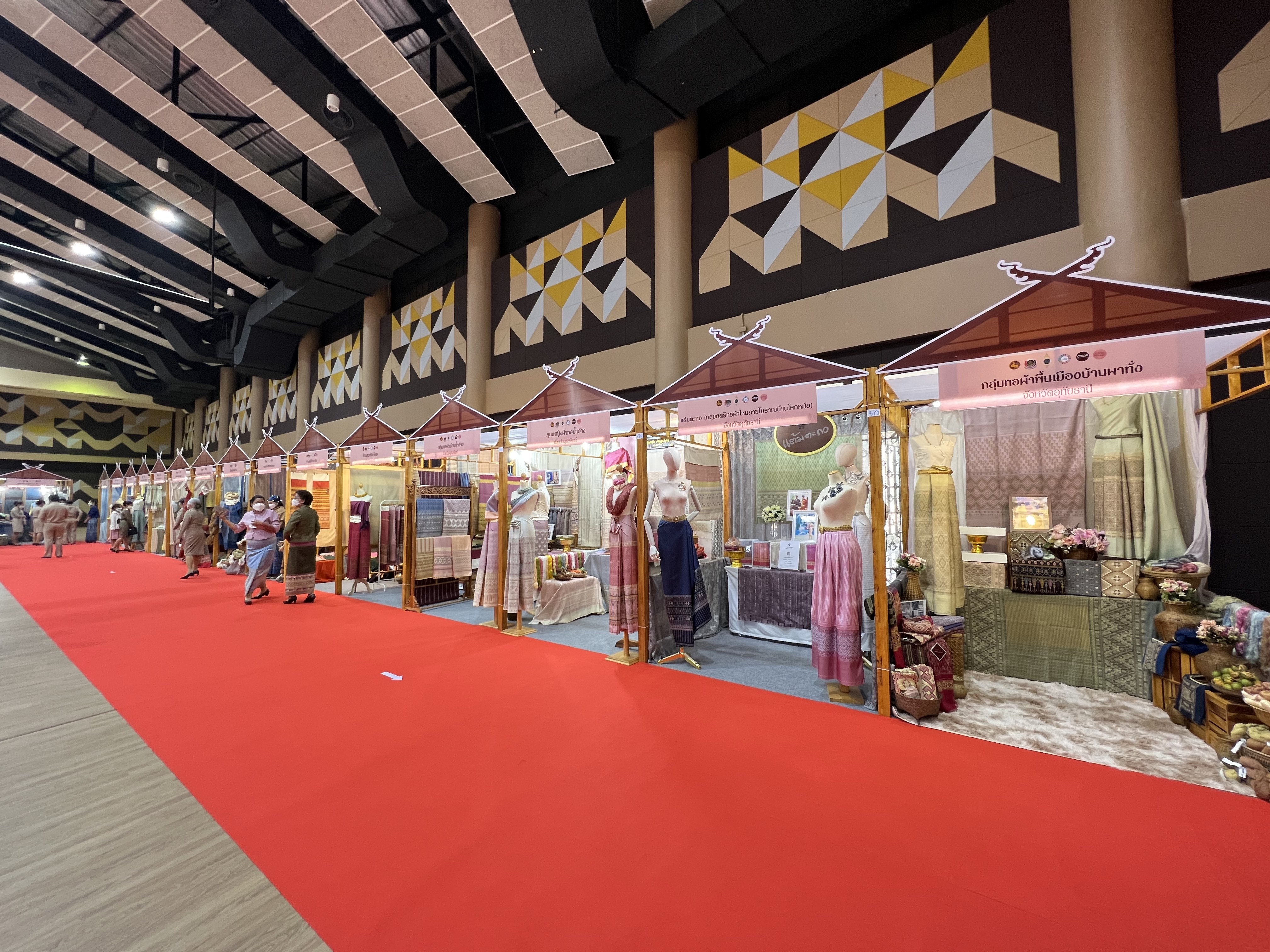 พช.สุโขทัย ทำ 1 ต้องได้มากกว่า 1 เข้าร่วมโครงการพัฒนาศักยภาพผู้ผลิต ผู้ประกอบการประเภทผ้า และหัตถกรรม และโครงการจัดแสดงและจำหน่ายภูมิปัญญาผ้าไทย และงานหัตถกรรมชุมชน ณ หอประชุมมหาวิทยาลัยราชภัฎเชียงราย