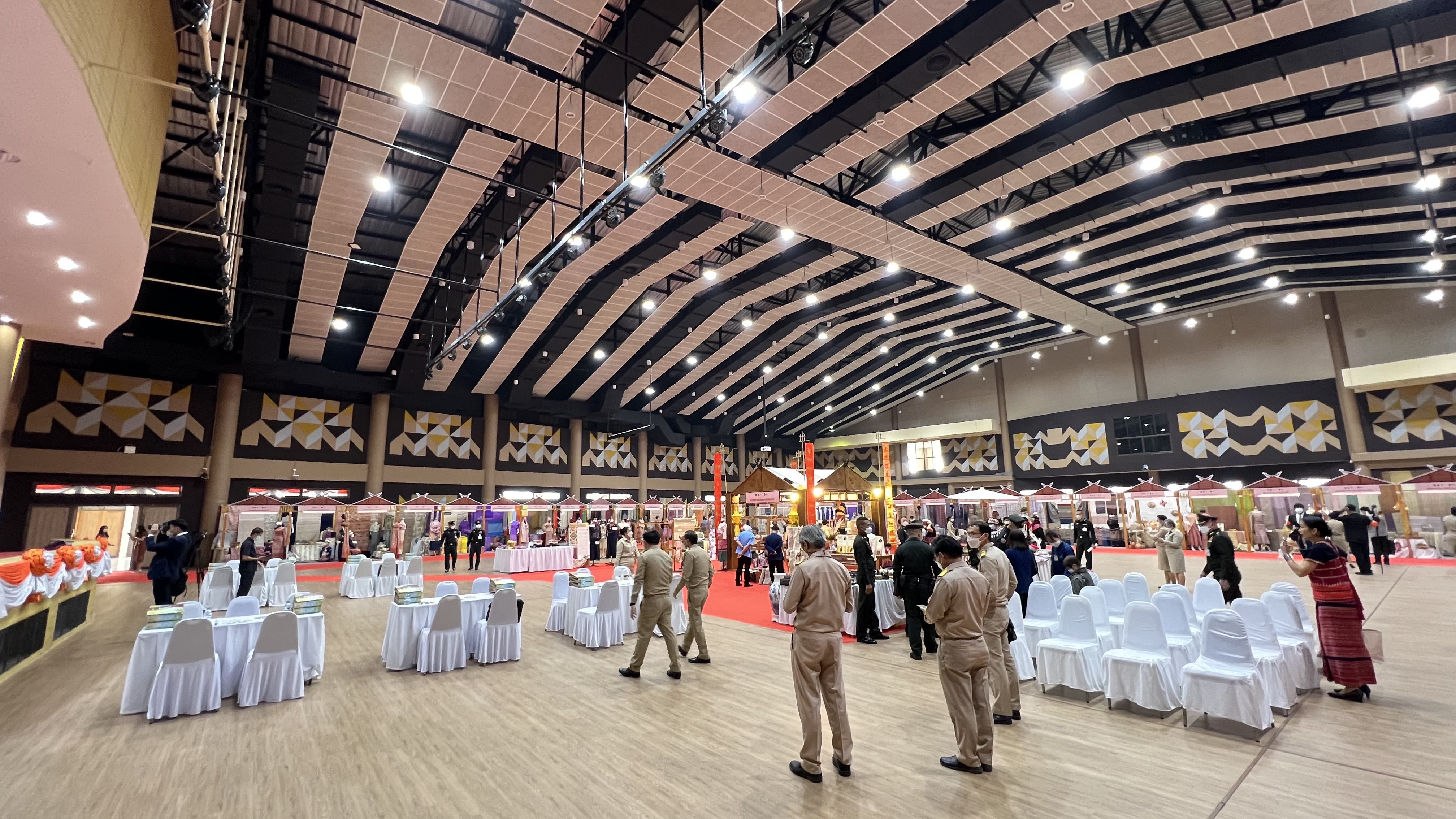 พช.สุโขทัย ทำ 1 ต้องได้มากกว่า 1 เข้าร่วมโครงการพัฒนาศักยภาพผู้ผลิต ผู้ประกอบการประเภทผ้า และหัตถกรรม และโครงการจัดแสดงและจำหน่ายภูมิปัญญาผ้าไทย และงานหัตถกรรมชุมชน ณ หอประชุมมหาวิทยาลัยราชภัฎเชียงราย