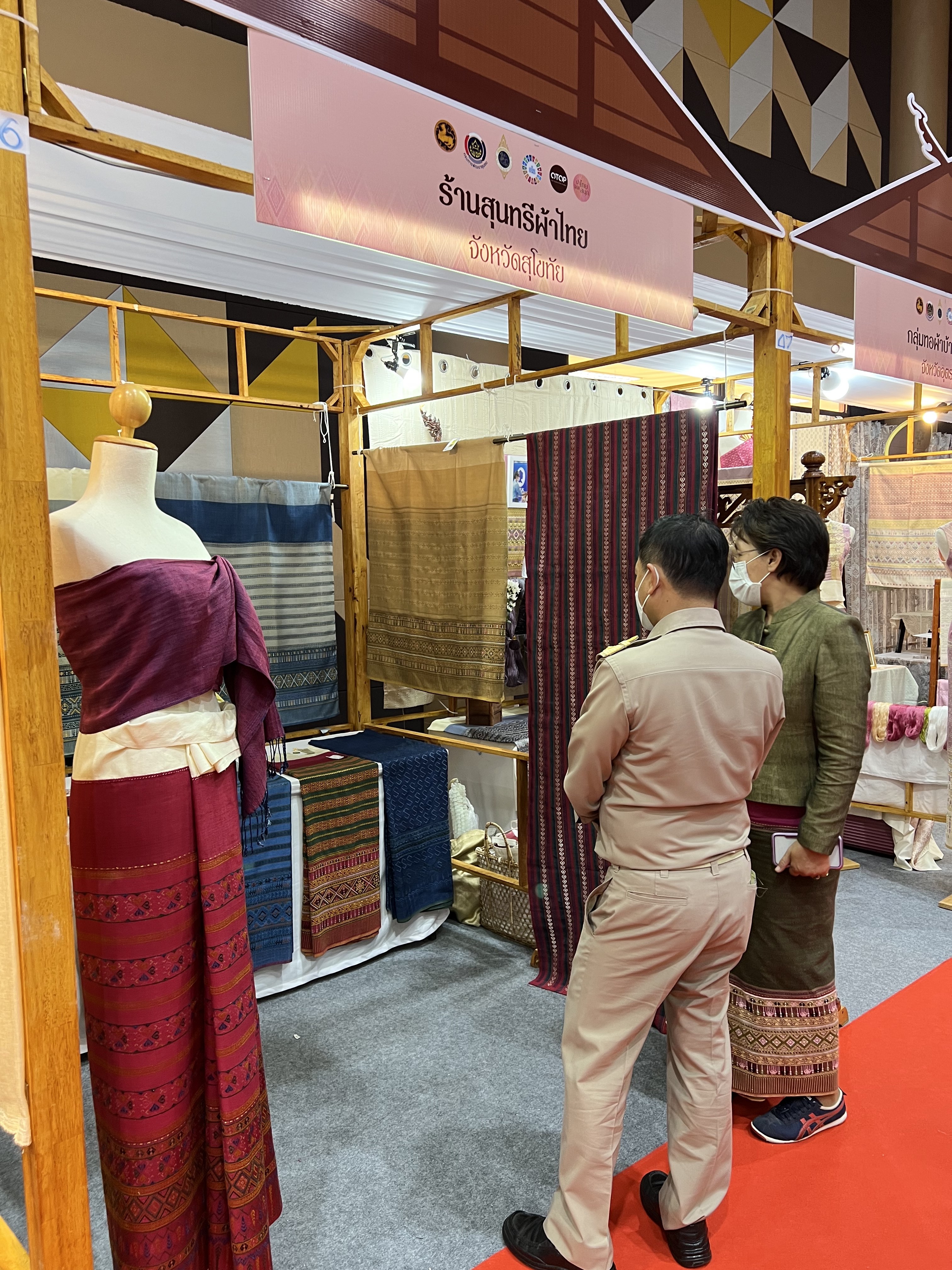 พช.สุโขทัย ทำ 1 ต้องได้มากกว่า 1 เข้าร่วมโครงการพัฒนาศักยภาพผู้ผลิต ผู้ประกอบการประเภทผ้า และหัตถกรรม และโครงการจัดแสดงและจำหน่ายภูมิปัญญาผ้าไทย และงานหัตถกรรมชุมชน ณ หอประชุมมหาวิทยาลัยราชภัฎเชียงราย