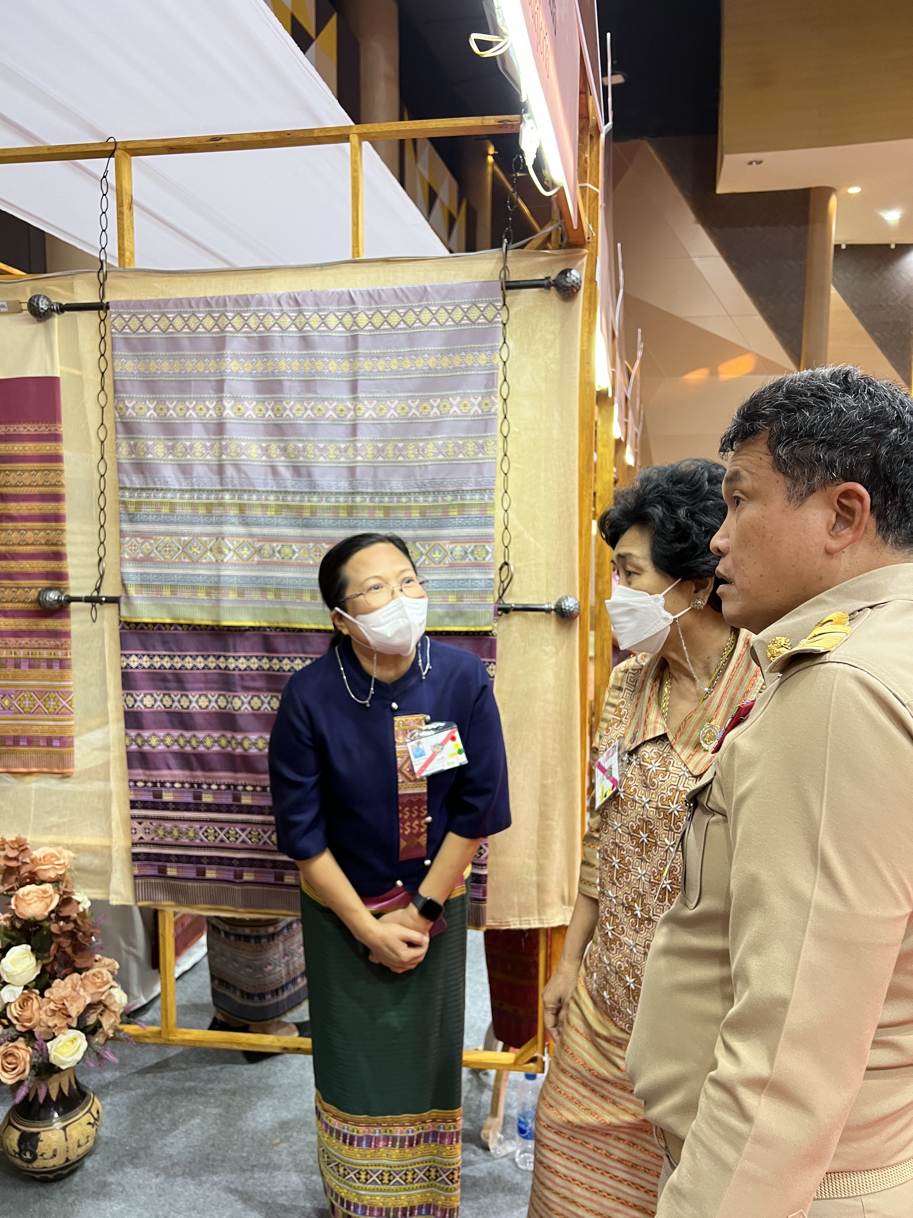 พช.สุโขทัย ทำ 1 ต้องได้มากกว่า 1 เข้าร่วมโครงการพัฒนาศักยภาพผู้ผลิต ผู้ประกอบการประเภทผ้า และหัตถกรรม และโครงการจัดแสดงและจำหน่ายภูมิปัญญาผ้าไทย และงานหัตถกรรมชุมชน ณ หอประชุมมหาวิทยาลัยราชภัฎเชียงราย