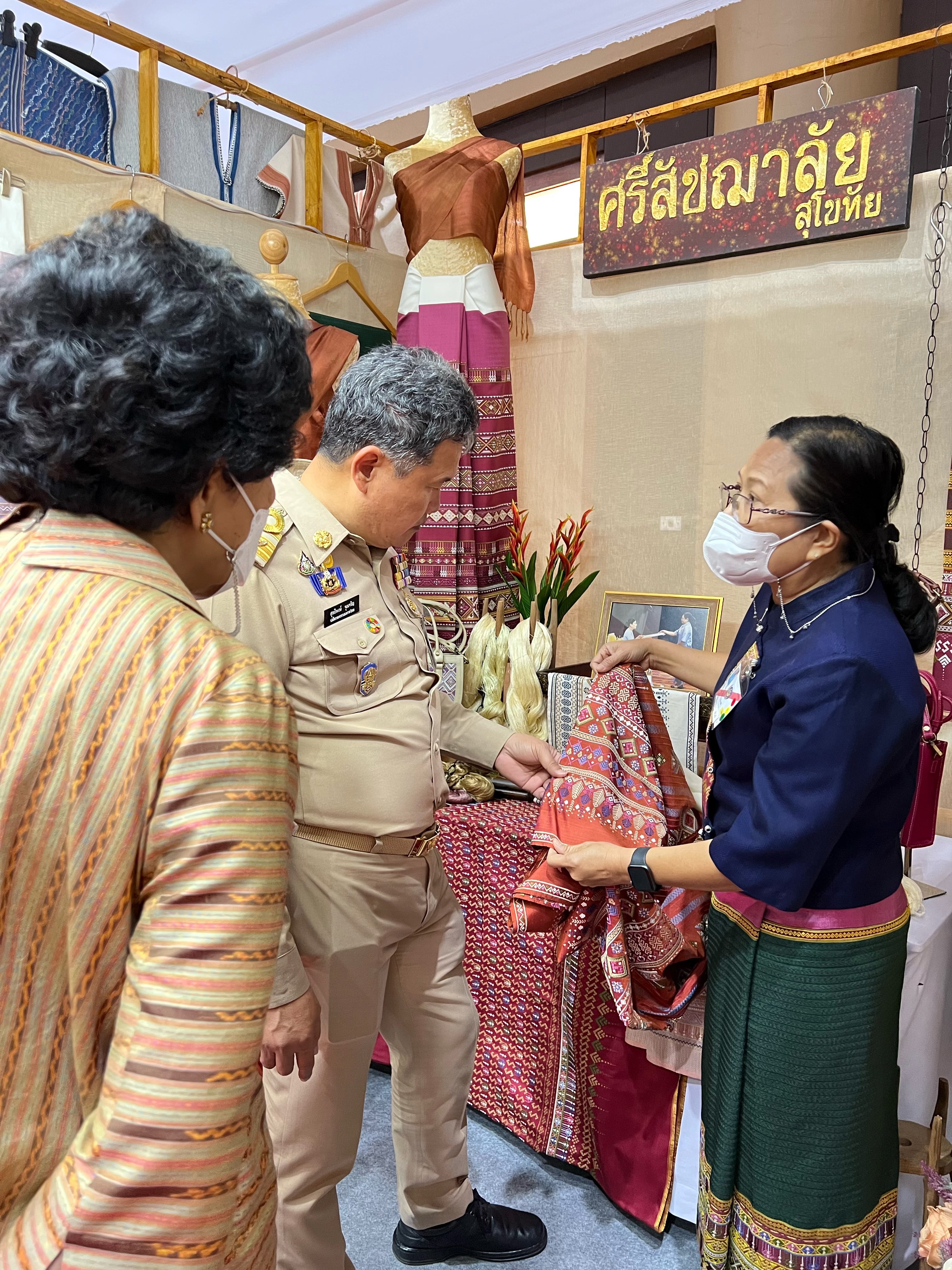 พช.สุโขทัย ทำ 1 ต้องได้มากกว่า 1 เข้าร่วมโครงการพัฒนาศักยภาพผู้ผลิต ผู้ประกอบการประเภทผ้า และหัตถกรรม และโครงการจัดแสดงและจำหน่ายภูมิปัญญาผ้าไทย และงานหัตถกรรมชุมชน ณ หอประชุมมหาวิทยาลัยราชภัฎเชียงราย