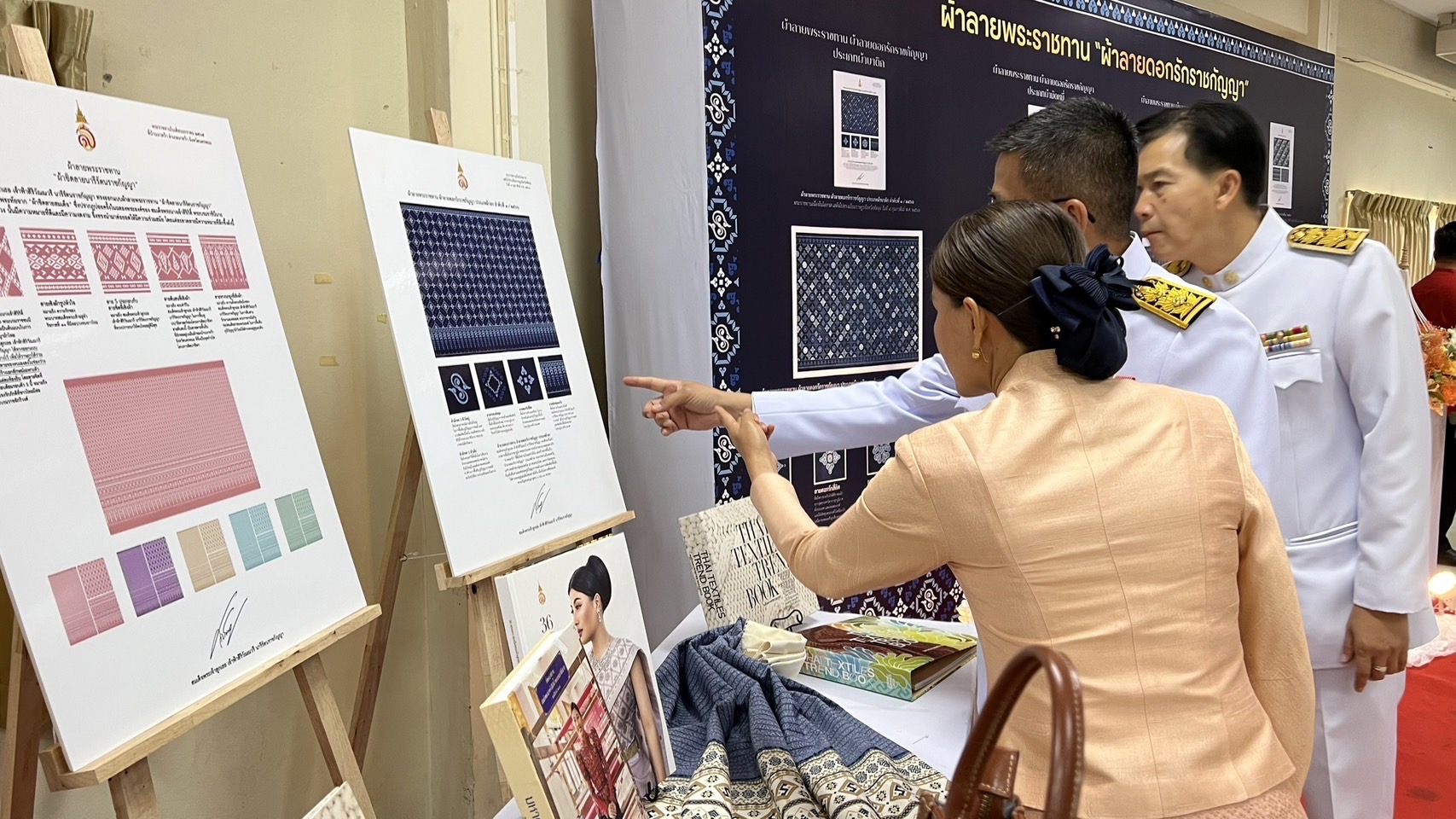 ❤️จังหวัดสุโขทัย จัดพิธีมอบลายผ้าพระราชทาน “ผ้าลายดอกรักราชกัญญา”เพื่อเป็นต้นแบบและพัฒนาต่อยอดขยายผล เพิ่มมูลค่าให้กับผลิตภัณฑ์ผ้าพื้นถิ่น