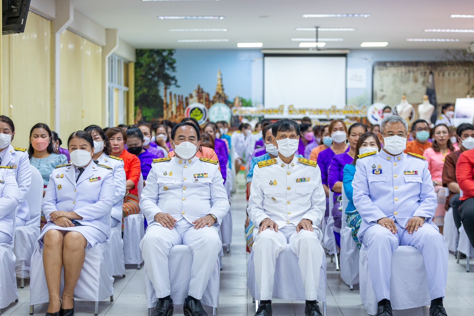 ❤️จังหวัดสุโขทัย จัดพิธีมอบลายผ้าพระราชทาน “ผ้าลายดอกรักราชกัญญา”เพื่อเป็นต้นแบบและพัฒนาต่อยอดขยายผล เพิ่มมูลค่าให้กับผลิตภัณฑ์ผ้าพื้นถิ่น