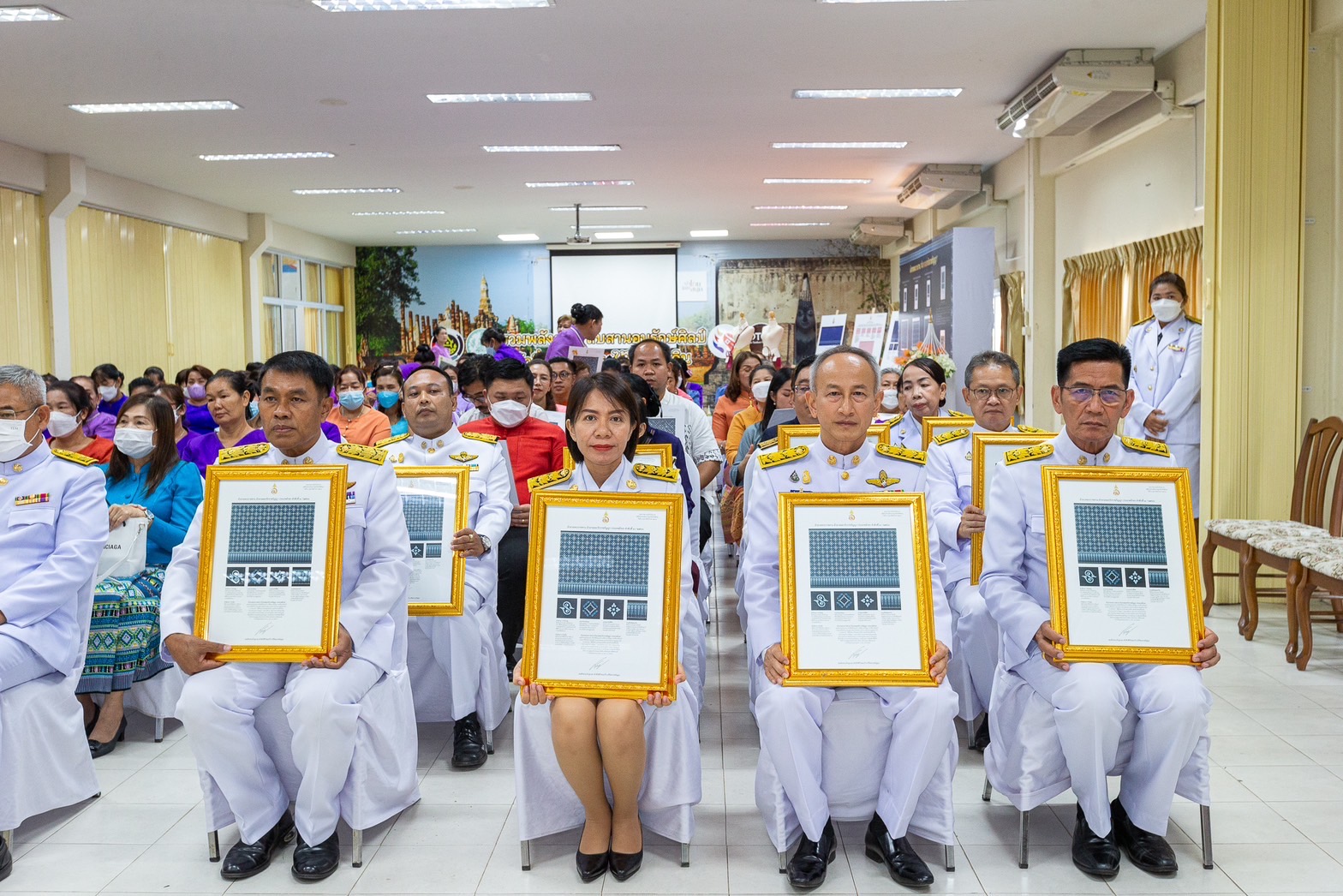 ❤️จังหวัดสุโขทัย จัดพิธีมอบลายผ้าพระราชทาน “ผ้าลายดอกรักราชกัญญา”เพื่อเป็นต้นแบบและพัฒนาต่อยอดขยายผล เพิ่มมูลค่าให้กับผลิตภัณฑ์ผ้าพื้นถิ่น