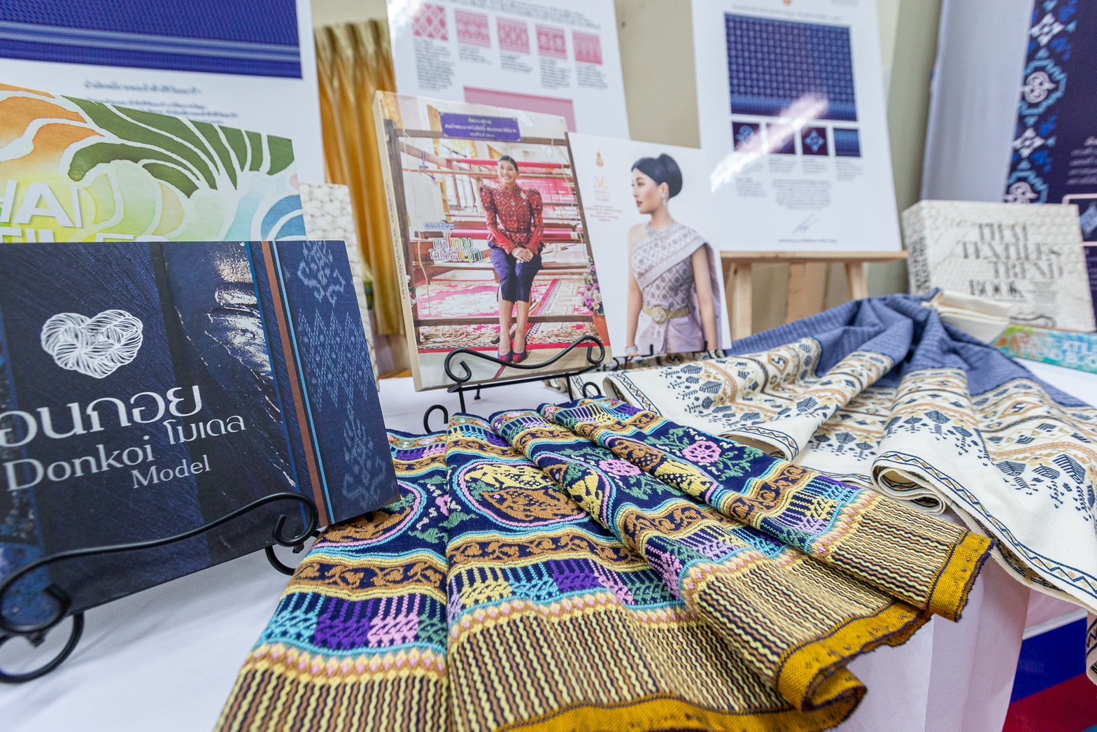 ❤️จังหวัดสุโขทัย จัดพิธีมอบลายผ้าพระราชทาน “ผ้าลายดอกรักราชกัญญา”เพื่อเป็นต้นแบบและพัฒนาต่อยอดขยายผล เพิ่มมูลค่าให้กับผลิตภัณฑ์ผ้าพื้นถิ่น