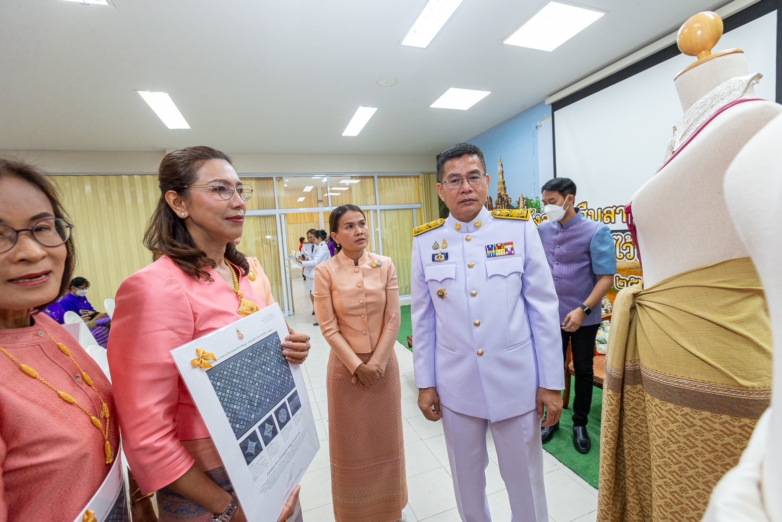 ❤️จังหวัดสุโขทัย จัดพิธีมอบลายผ้าพระราชทาน “ผ้าลายดอกรักราชกัญญา”เพื่อเป็นต้นแบบและพัฒนาต่อยอดขยายผล เพิ่มมูลค่าให้กับผลิตภัณฑ์ผ้าพื้นถิ่น