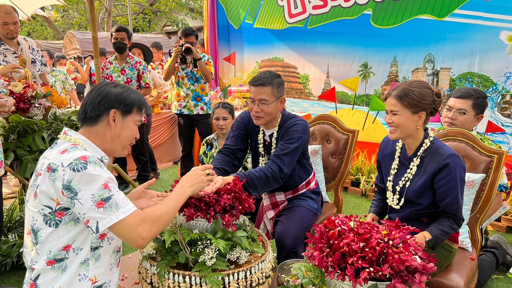 พช.สุโขทัย ร่วมพิธีรดน้ำดำหัวขอพรผู้ว่าราชการจังหวัดสุโขทัย เนื่องในประเพณีสงกรานต์ ปีใหม่ไทย 2566