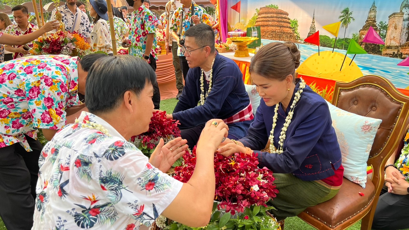 พช.สุโขทัย ร่วมพิธีรดน้ำดำหัวขอพรผู้ว่าราชการจังหวัดสุโขทัย เนื่องในประเพณีสงกรานต์ ปีใหม่ไทย 2566