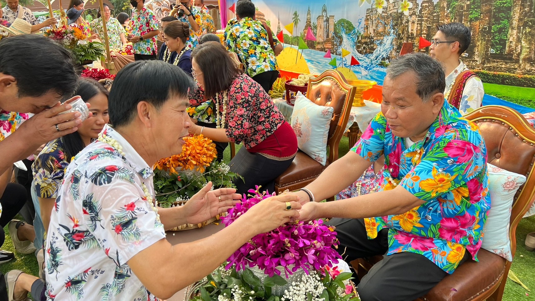 พช.สุโขทัย ร่วมพิธีรดน้ำดำหัวขอพรผู้ว่าราชการจังหวัดสุโขทัย เนื่องในประเพณีสงกรานต์ ปีใหม่ไทย 2566