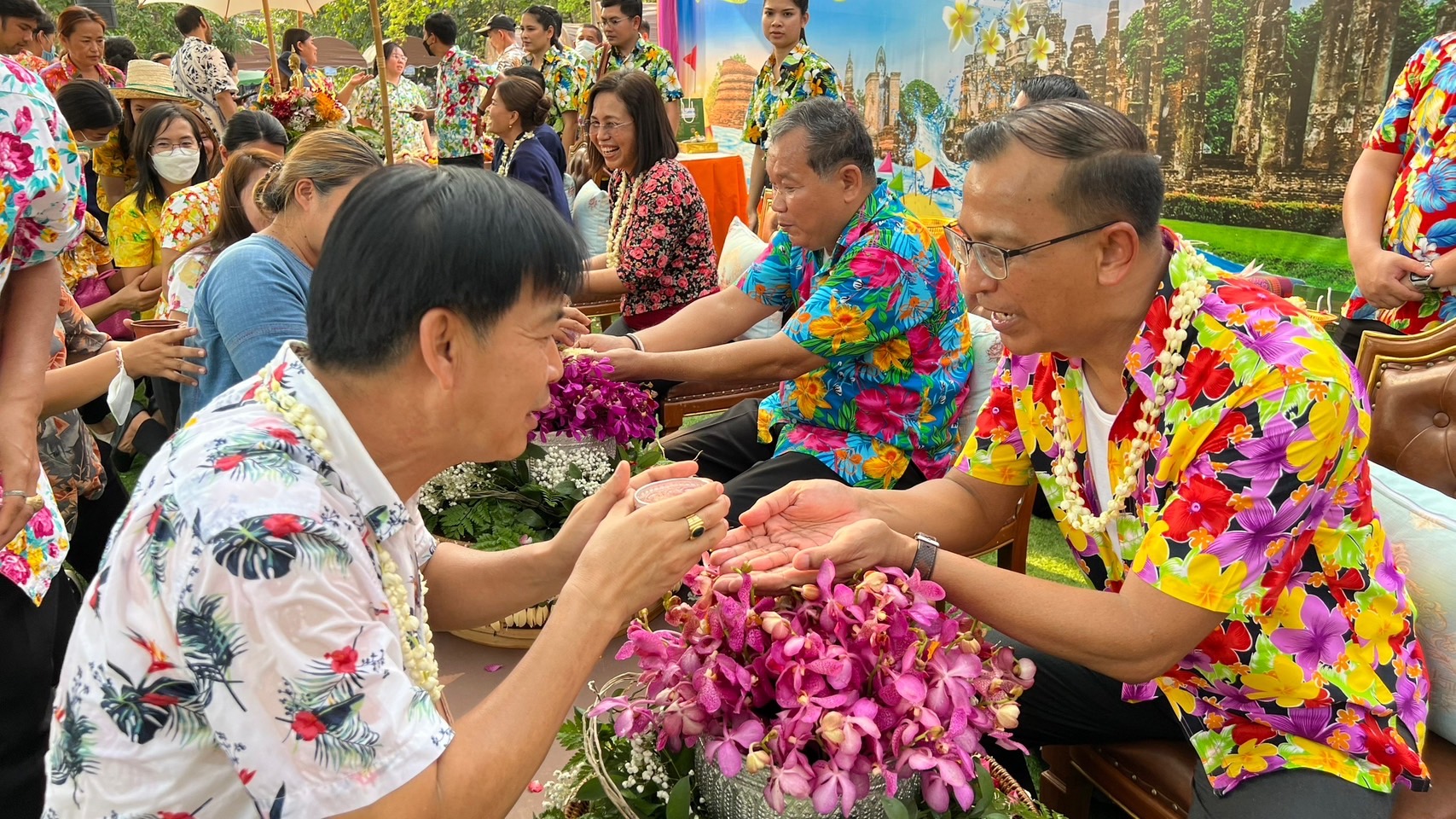 พช.สุโขทัย ร่วมพิธีรดน้ำดำหัวขอพรผู้ว่าราชการจังหวัดสุโขทัย เนื่องในประเพณีสงกรานต์ ปีใหม่ไทย 2566