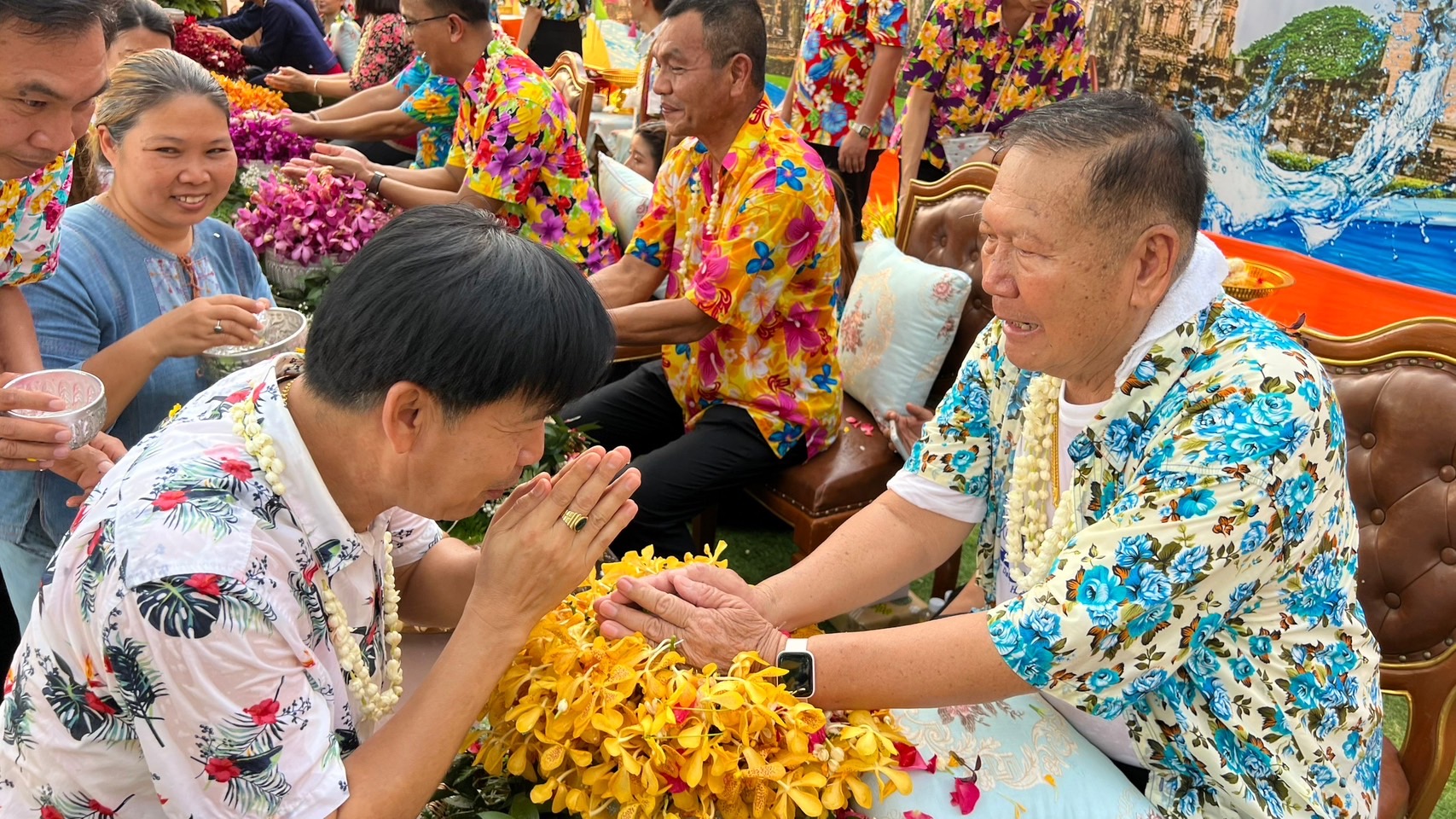 พช.สุโขทัย ร่วมพิธีรดน้ำดำหัวขอพรผู้ว่าราชการจังหวัดสุโขทัย เนื่องในประเพณีสงกรานต์ ปีใหม่ไทย 2566