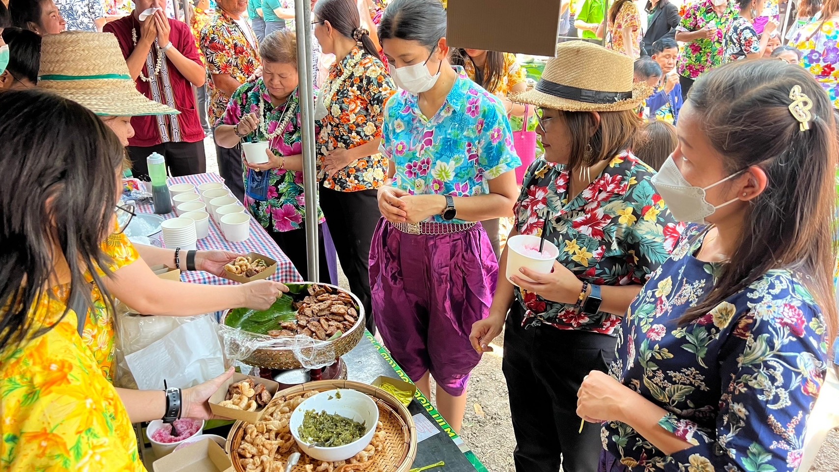 พช.สุโขทัย ร่วมพิธีรดน้ำดำหัวขอพรผู้ว่าราชการจังหวัดสุโขทัย เนื่องในประเพณีสงกรานต์ ปีใหม่ไทย 2566