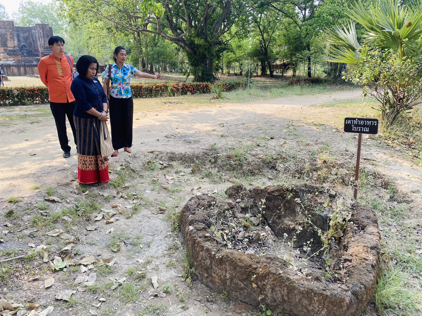 พช.สุโขทัย ให้การต้อนรับผู้ตรวจราชการกรมการพัฒนาชุมชน นางนวลจันทร์ ศรีมงคล ในโอกาสลงพื้นที่ตรวจติดตามผลปฏิบัติราชการ ตามนโยบายของรัฐบาล ภารกิจเร่งด่วนของกระทรวงมหาดไทย กรมการพัฒนาชุมชน ตามประเด็นตรวจราชการประจำเดือนเมษายน 2566 ในพื้นที่จังหวัดสุโขทัย