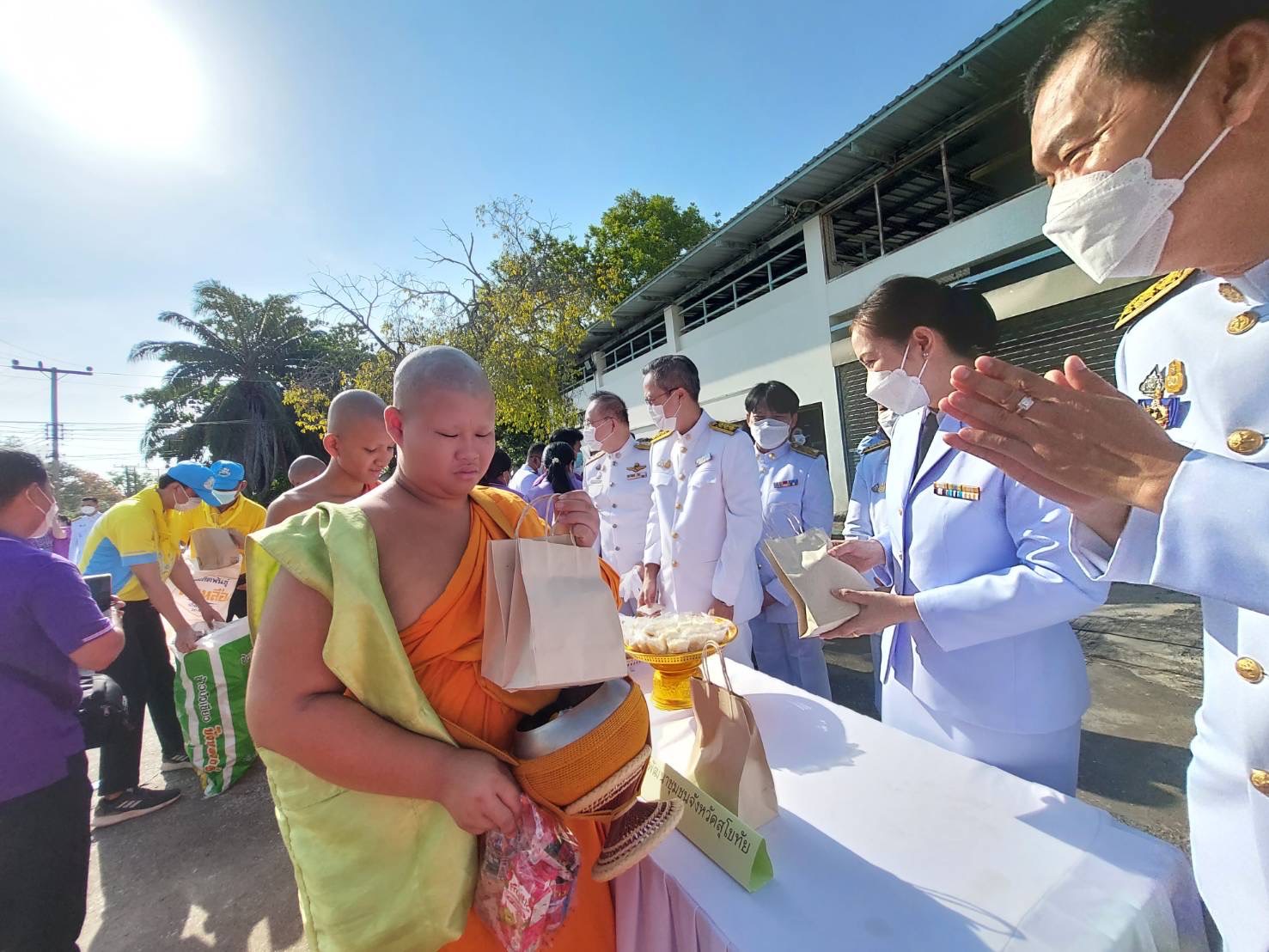 พช.สุโขทัย ร่วมพิธีทำบุญตักบาตรถวายพระราชกุศล เฉลิมพระเกียรติสมเด็จพระนางเจ้าฯ พระบรมราชินี