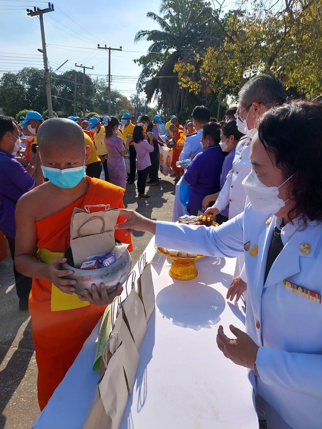 พช.สุโขทัย ร่วมพิธีทำบุญตักบาตรถวายพระราชกุศล เฉลิมพระเกียรติสมเด็จพระนางเจ้าฯ พระบรมราชินี