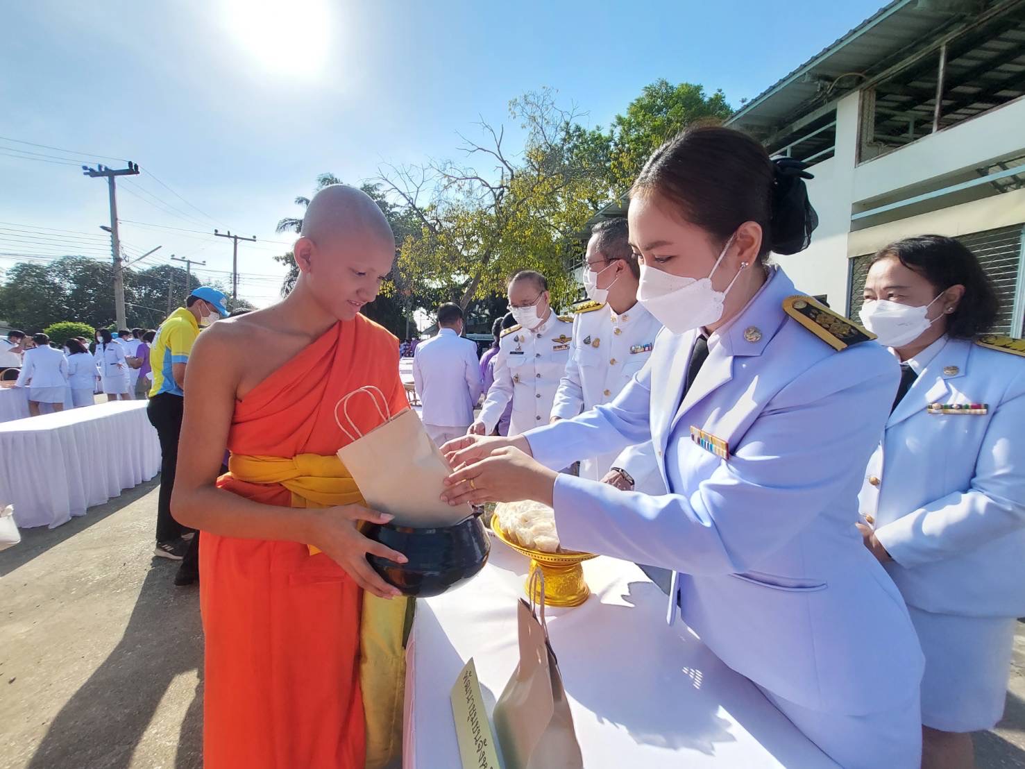 พช.สุโขทัย ร่วมพิธีทำบุญตักบาตรถวายพระราชกุศล เฉลิมพระเกียรติสมเด็จพระนางเจ้าฯ พระบรมราชินี